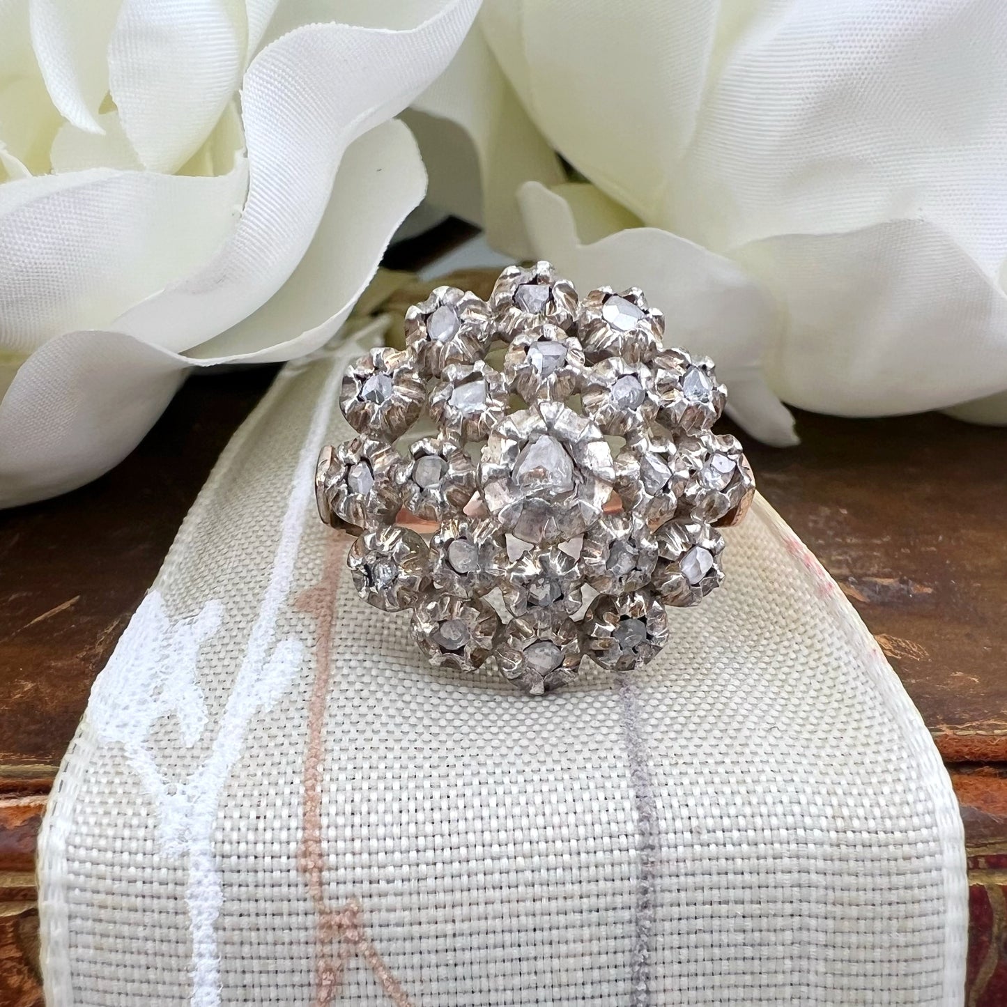 Grande anello Floreale con Rosette di Diamanti – Epoca Tardo Georgiana