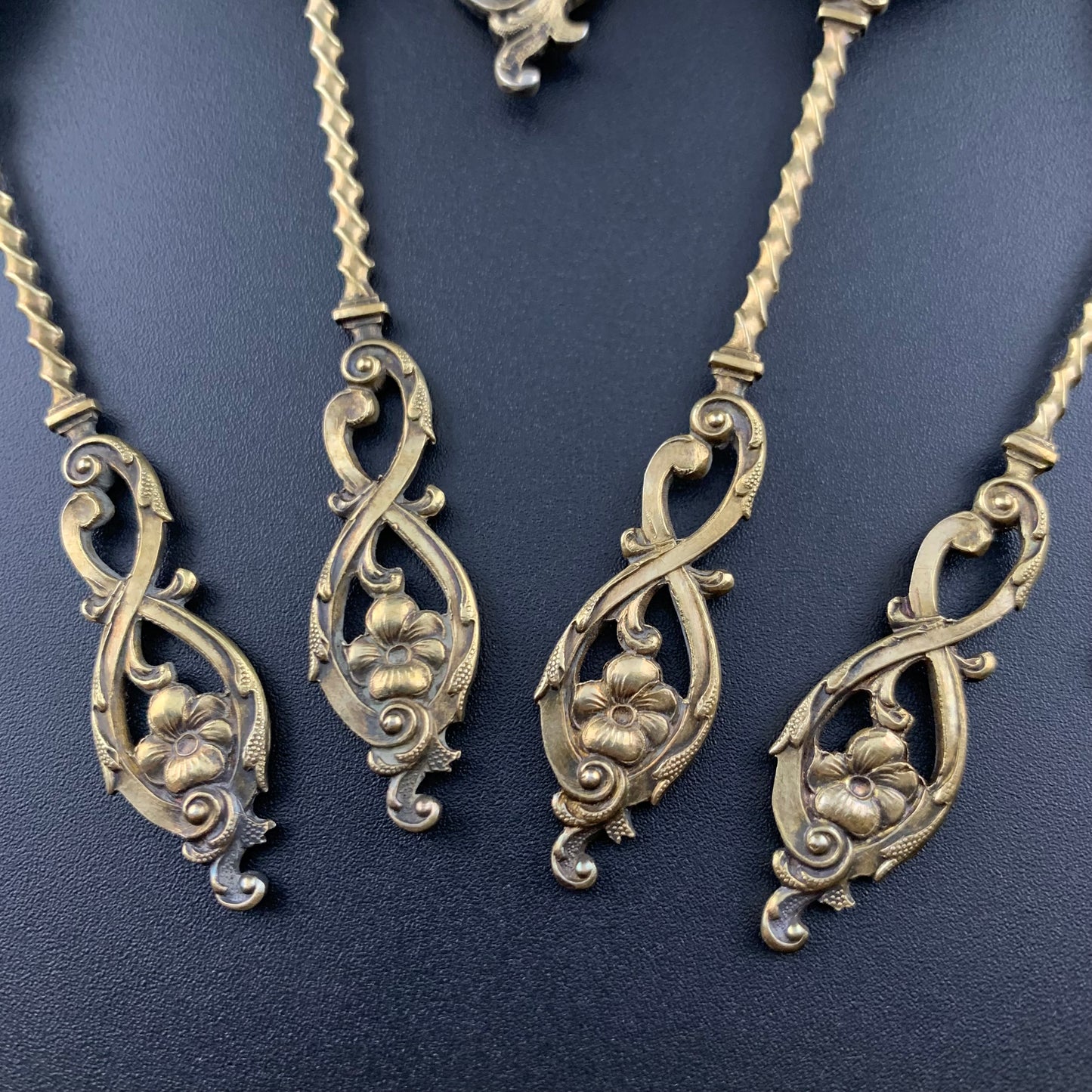 Ein Set aus vergoldeten Eisportionierern und Servierlöffeln aus Silber. Deutschland, Anfang des 20. Jahrhunderts.