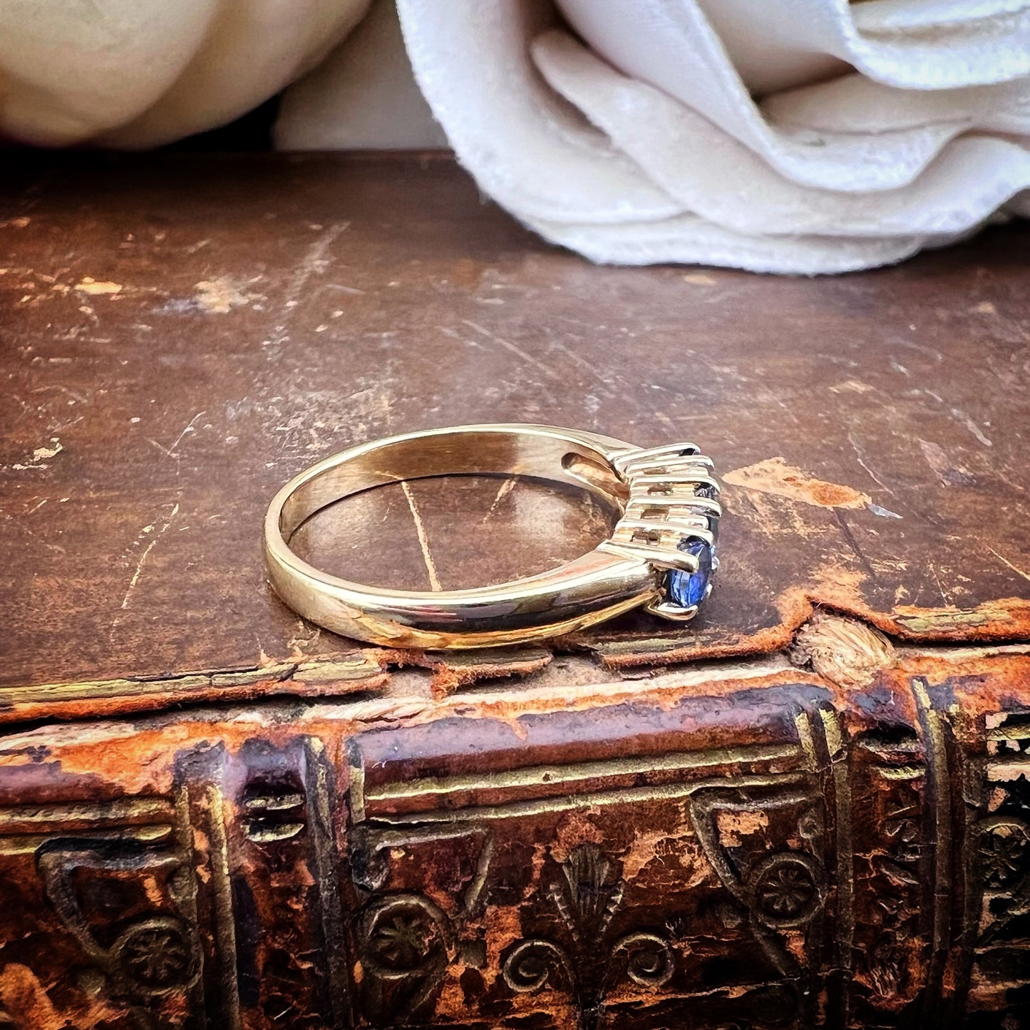 Anello vintage in oro con topazi blu e diamanti – Inghilterra, anni ’80