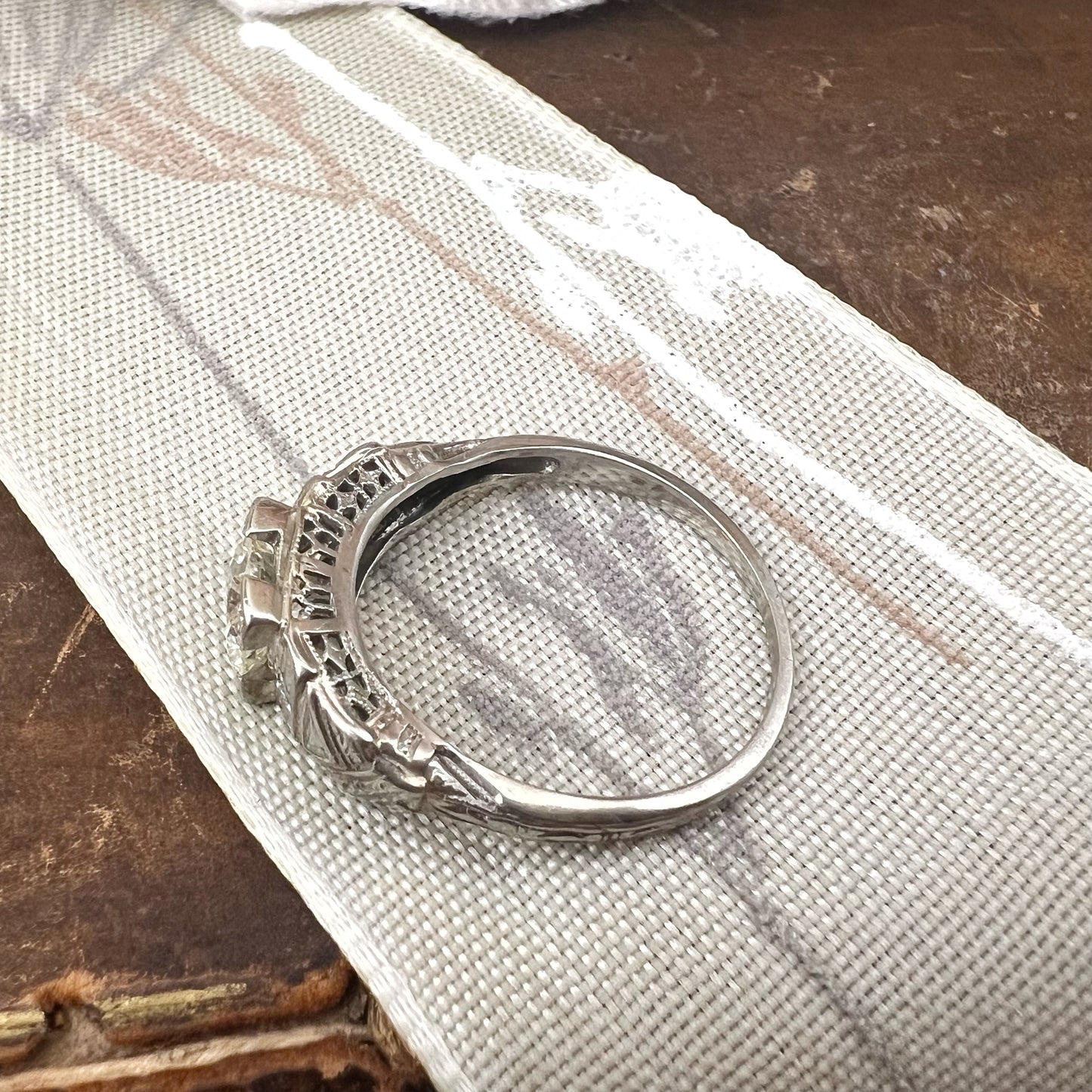 Anello solitario Art Déco in oro bianco 18 ct con diamante old mine cut