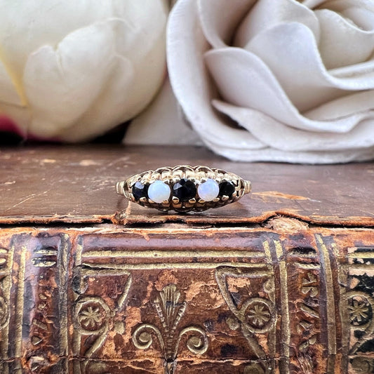 Anello vintage in oro giallo con opali e zaffiri – Birmingham, 1987