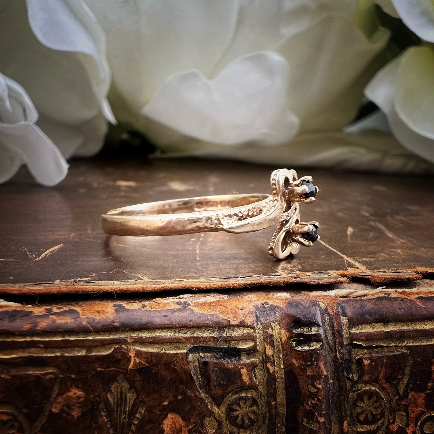 Anello in oro giallo 9 ct e zaffiri. Londra 1980