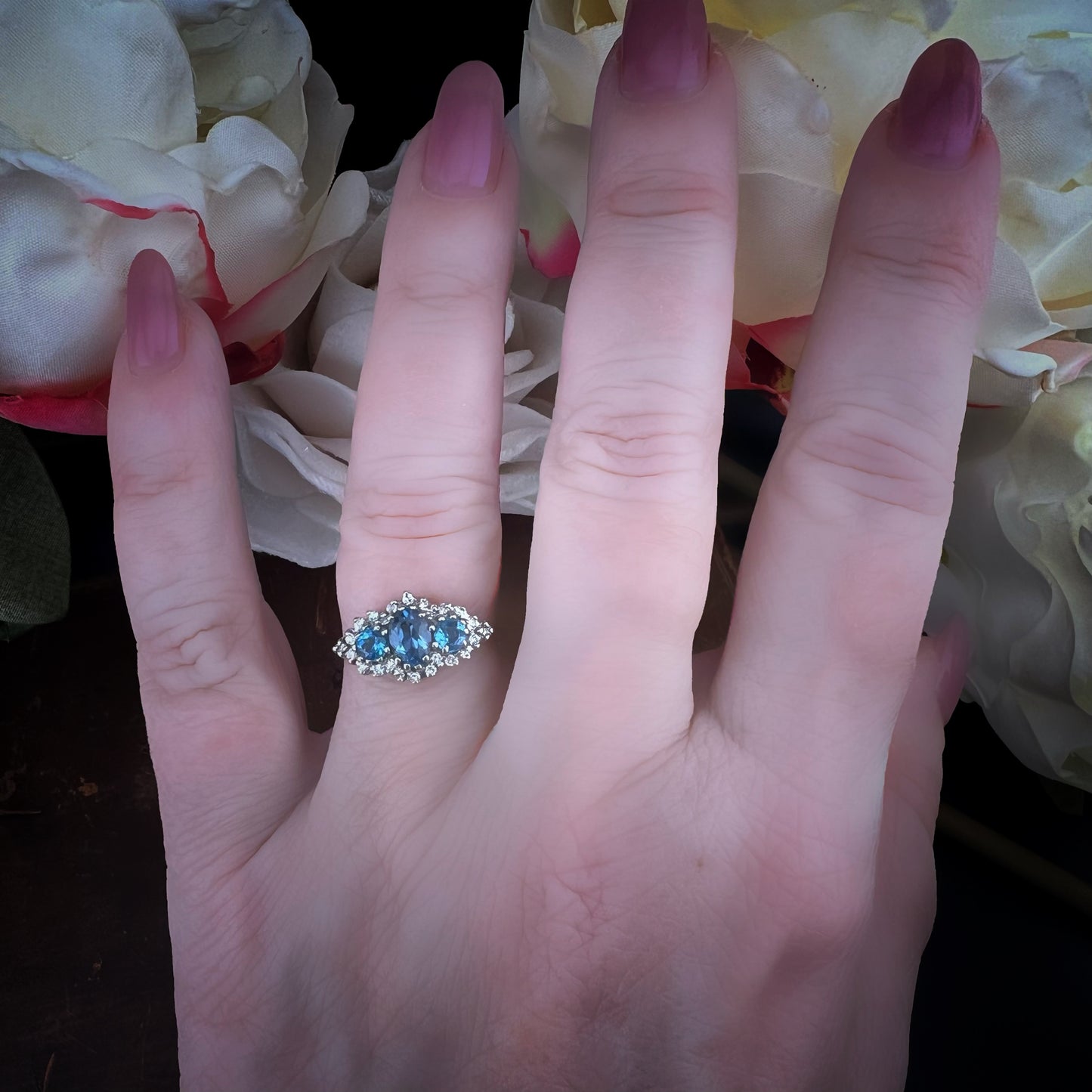 18K gold ring with diamonds and blue topazes