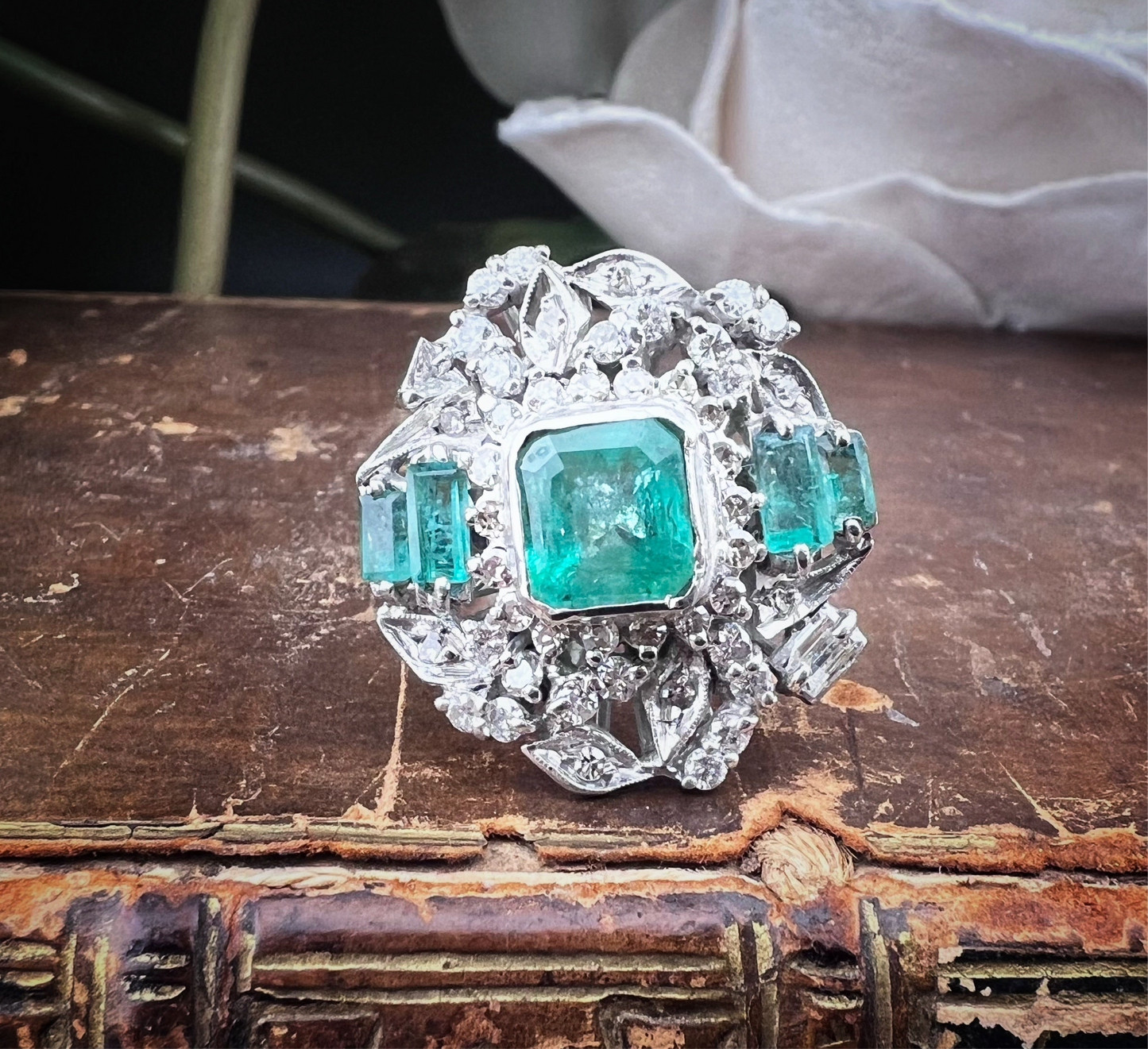 Anello a ballerina anni ’50 in oro bianco con diamanti e smeraldi