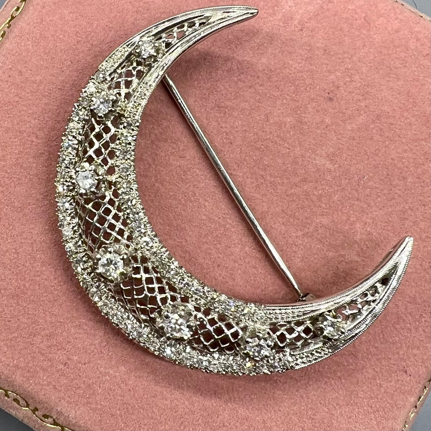 Halbmondbrosche aus 18 Karat Weißgold und Diamanten