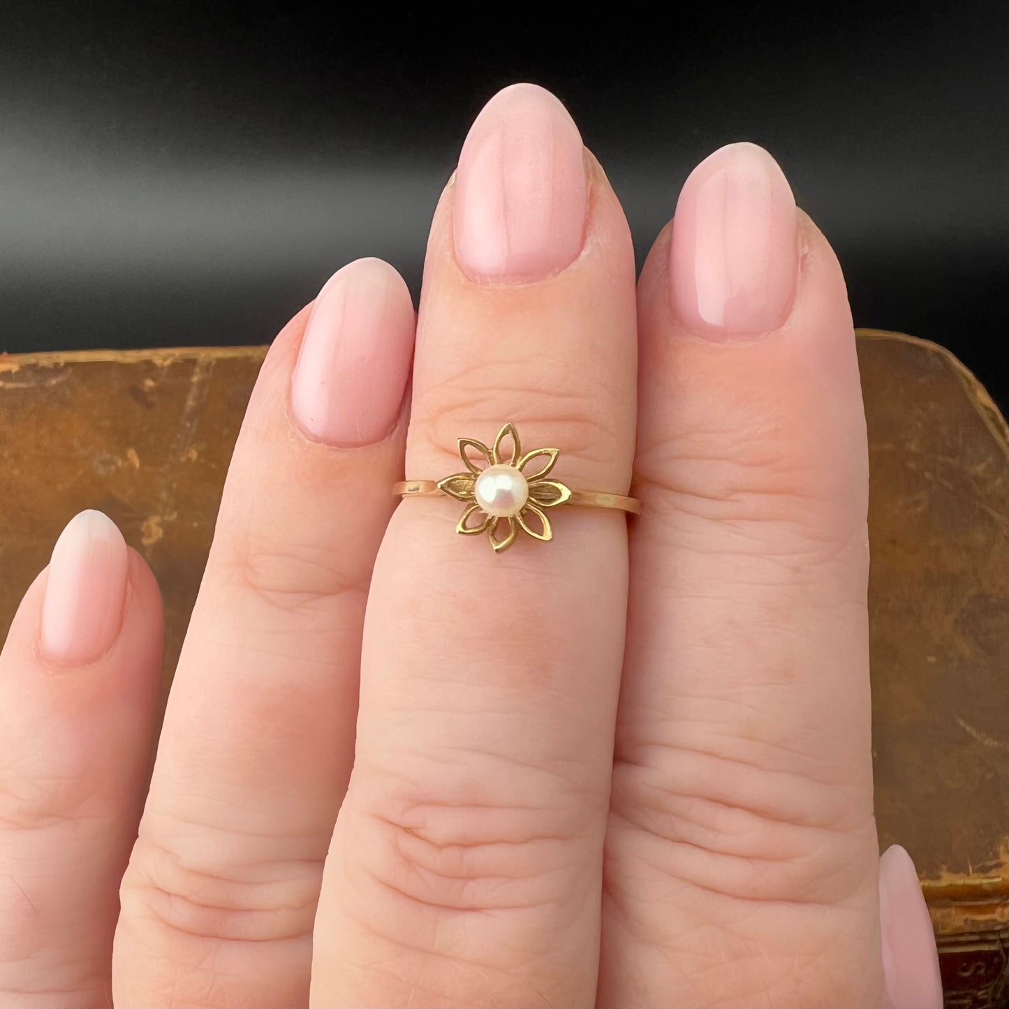 Daisy ring with central pearl