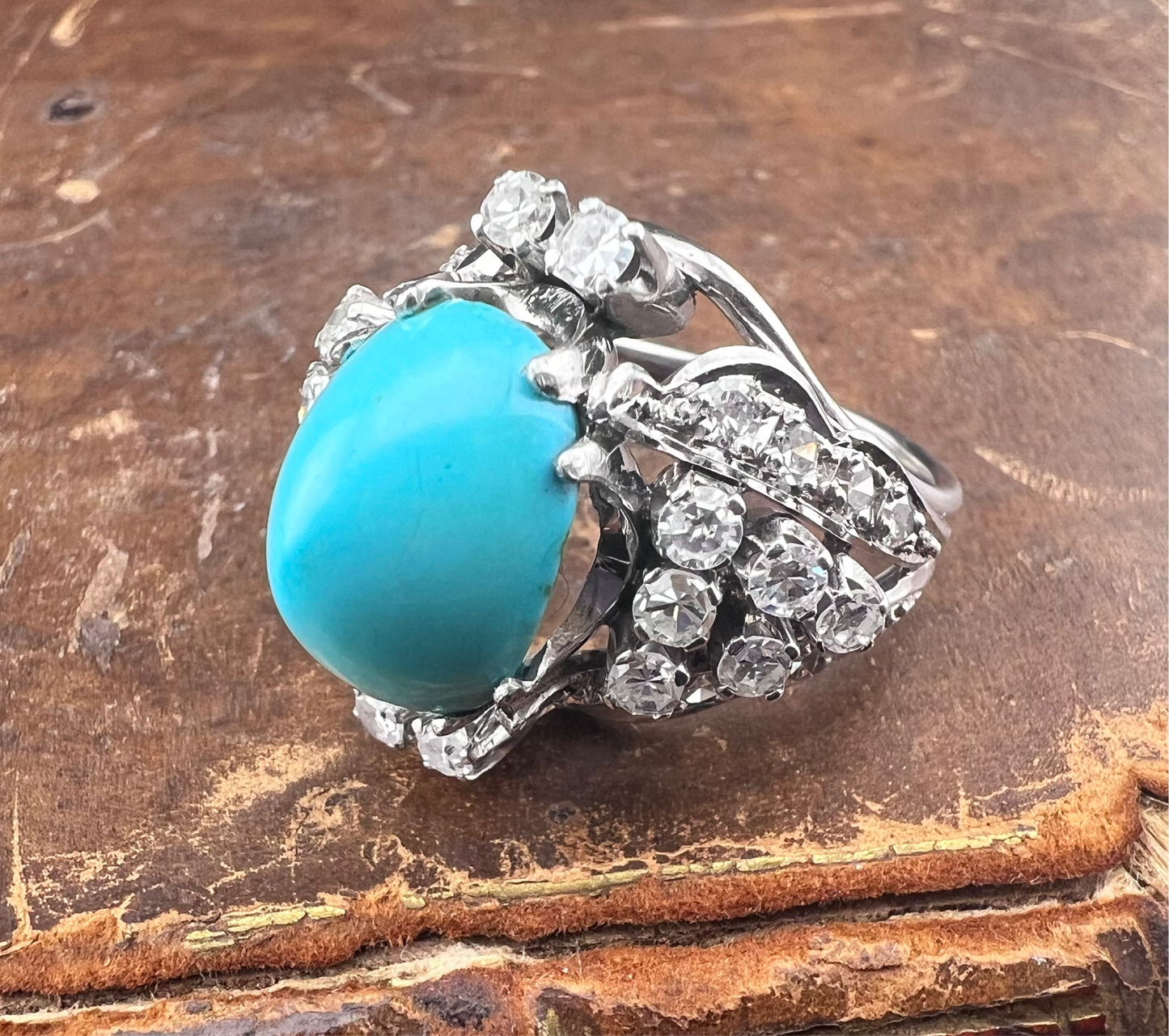 Imponente anello in oro bianco con turchese naturale e diamanti – Manifattura anni ’50