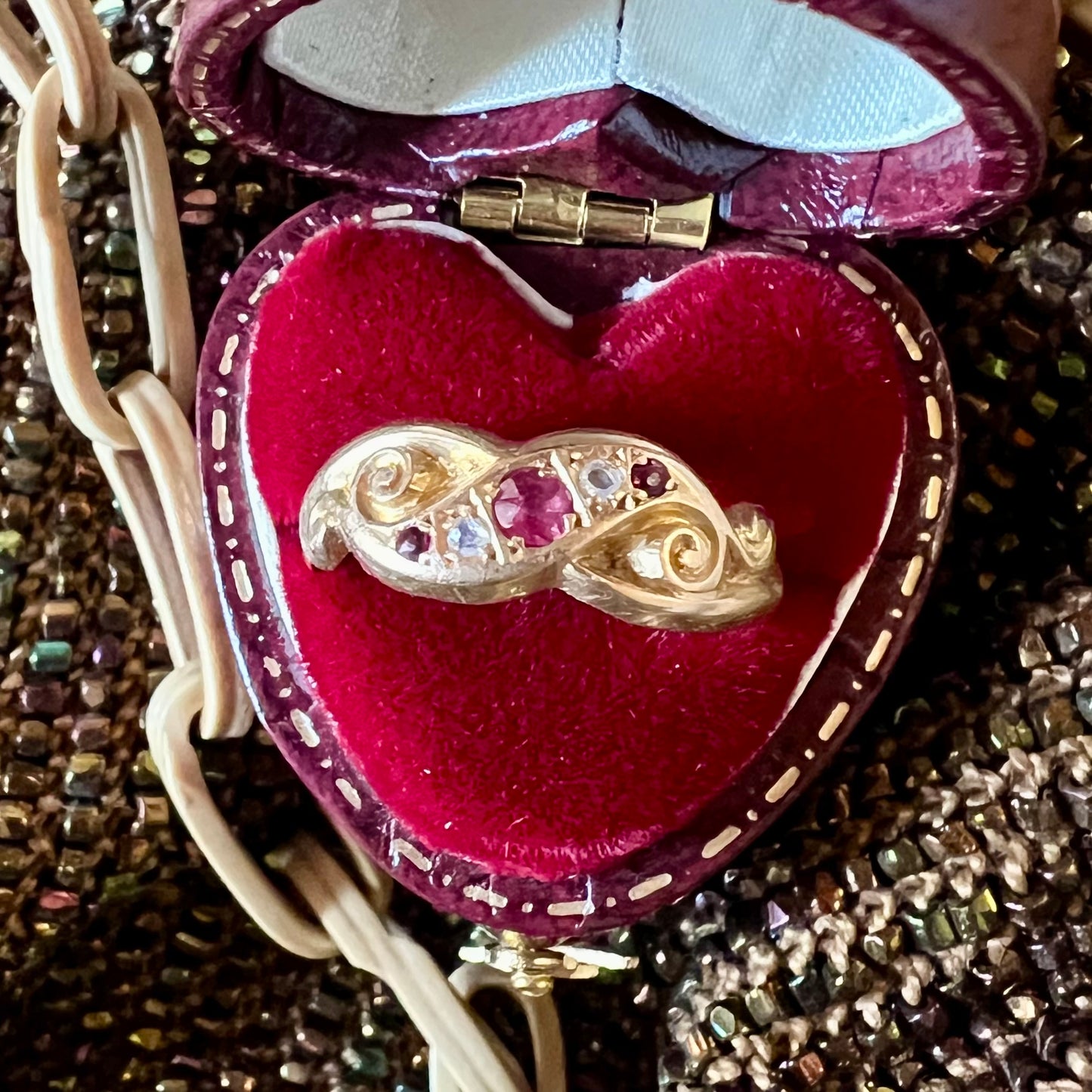 Anello di Chester del 1911 in oro 18 carati, zaffiri bianchi e spinelli