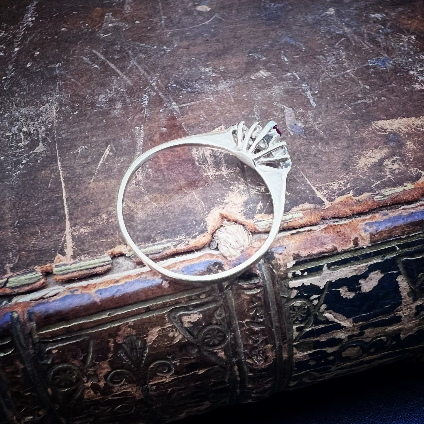 Anello Vintage con Rubini e Diamanti – Sheffield, 1983