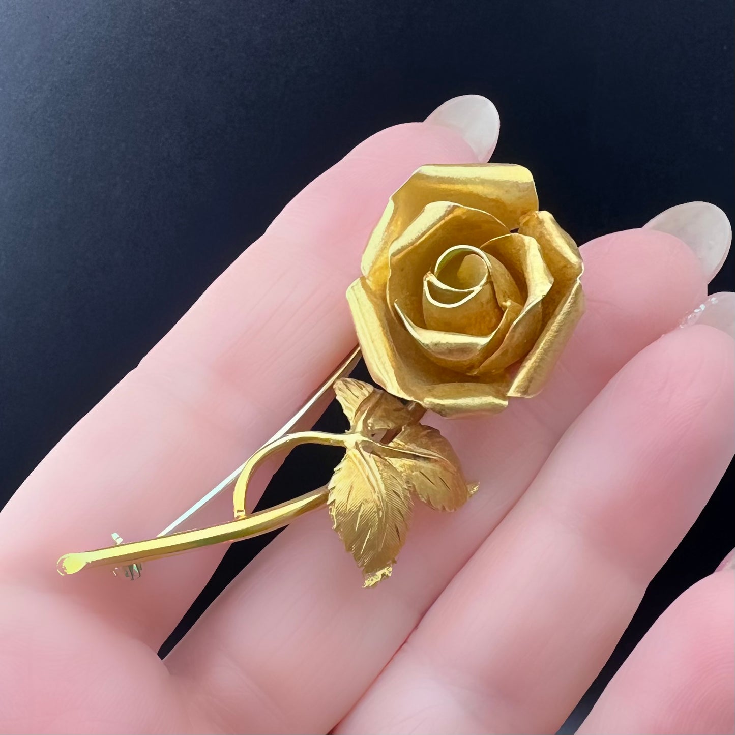 Skulpturale Brosche aus 18 Karat Gold in Form einer blühenden Rose