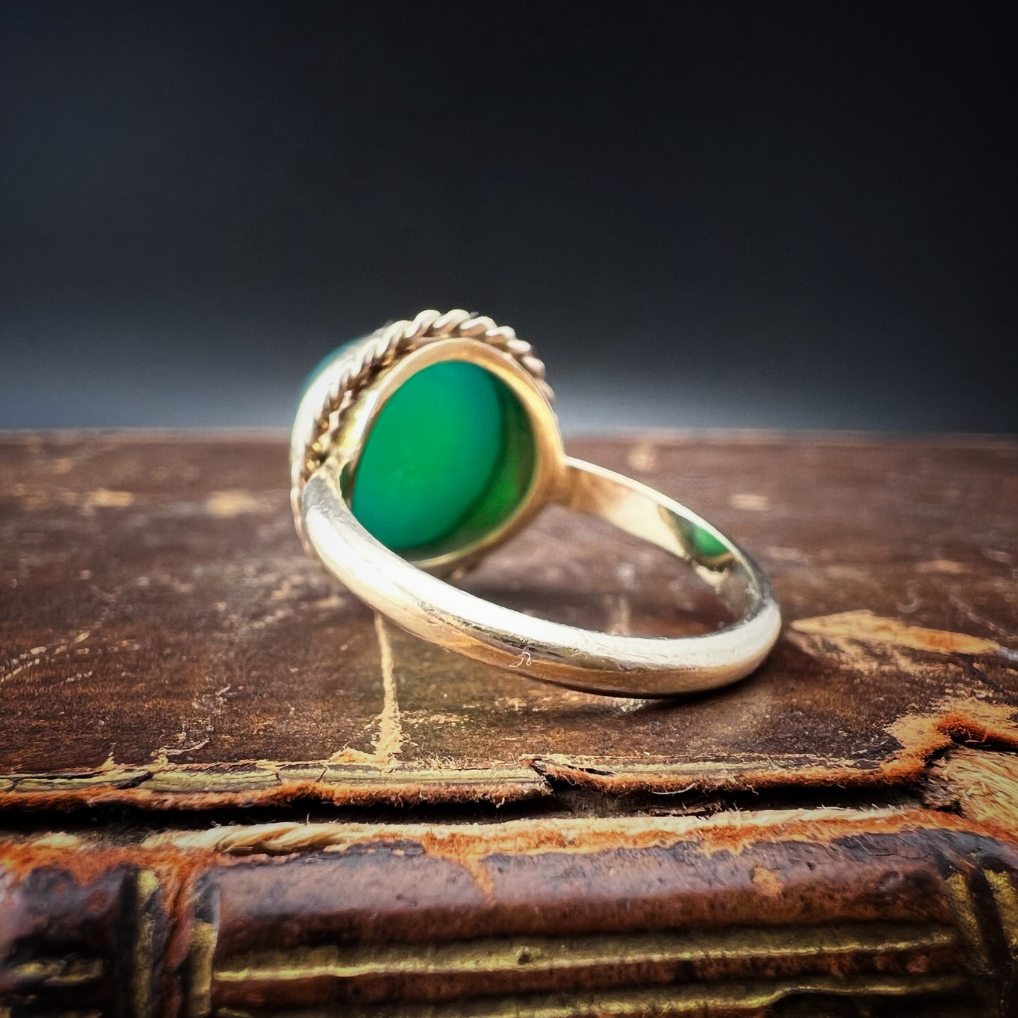 Gold ring with ovoid chrysoprase