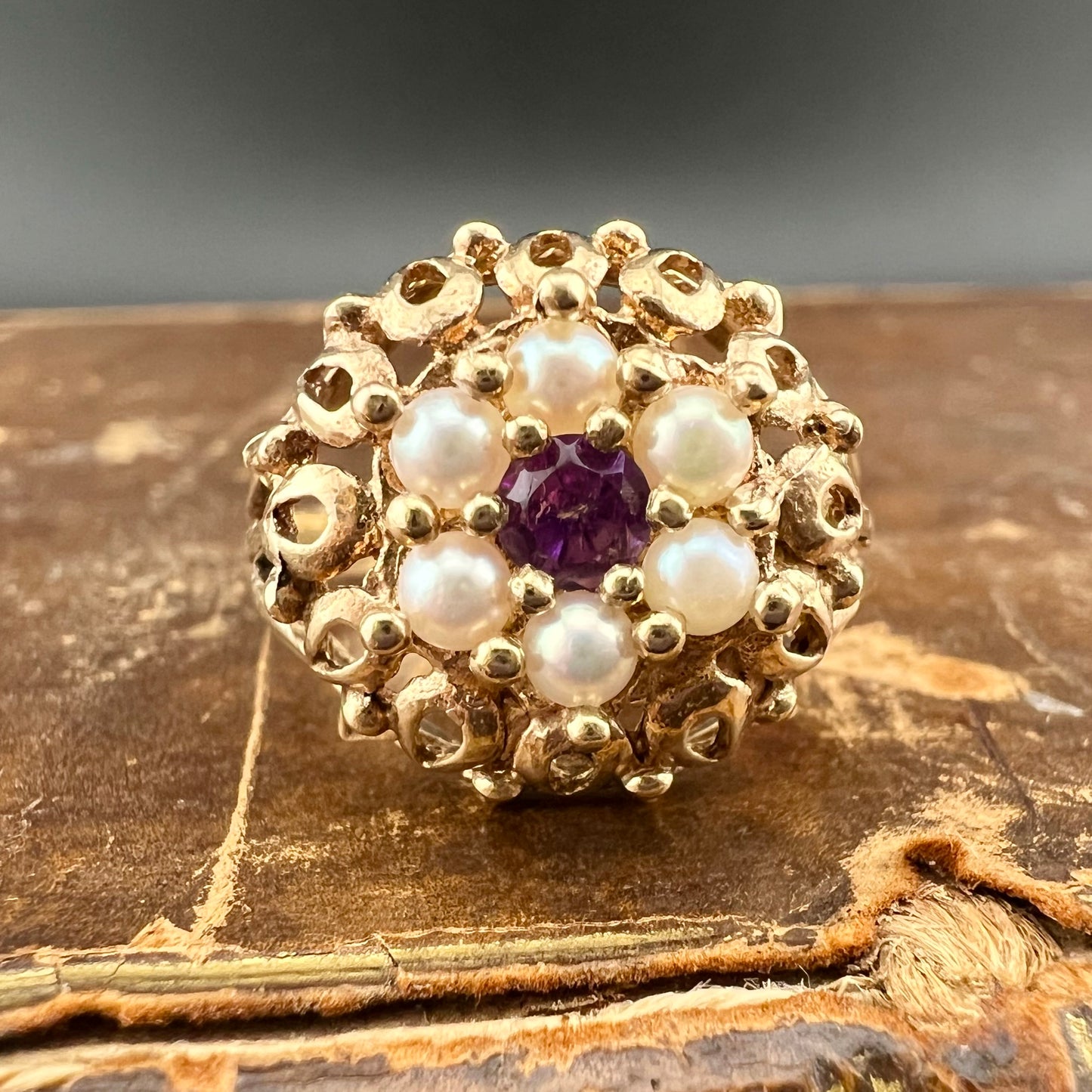 Goldener Gänseblümchenring mit Amethyst und Perlen