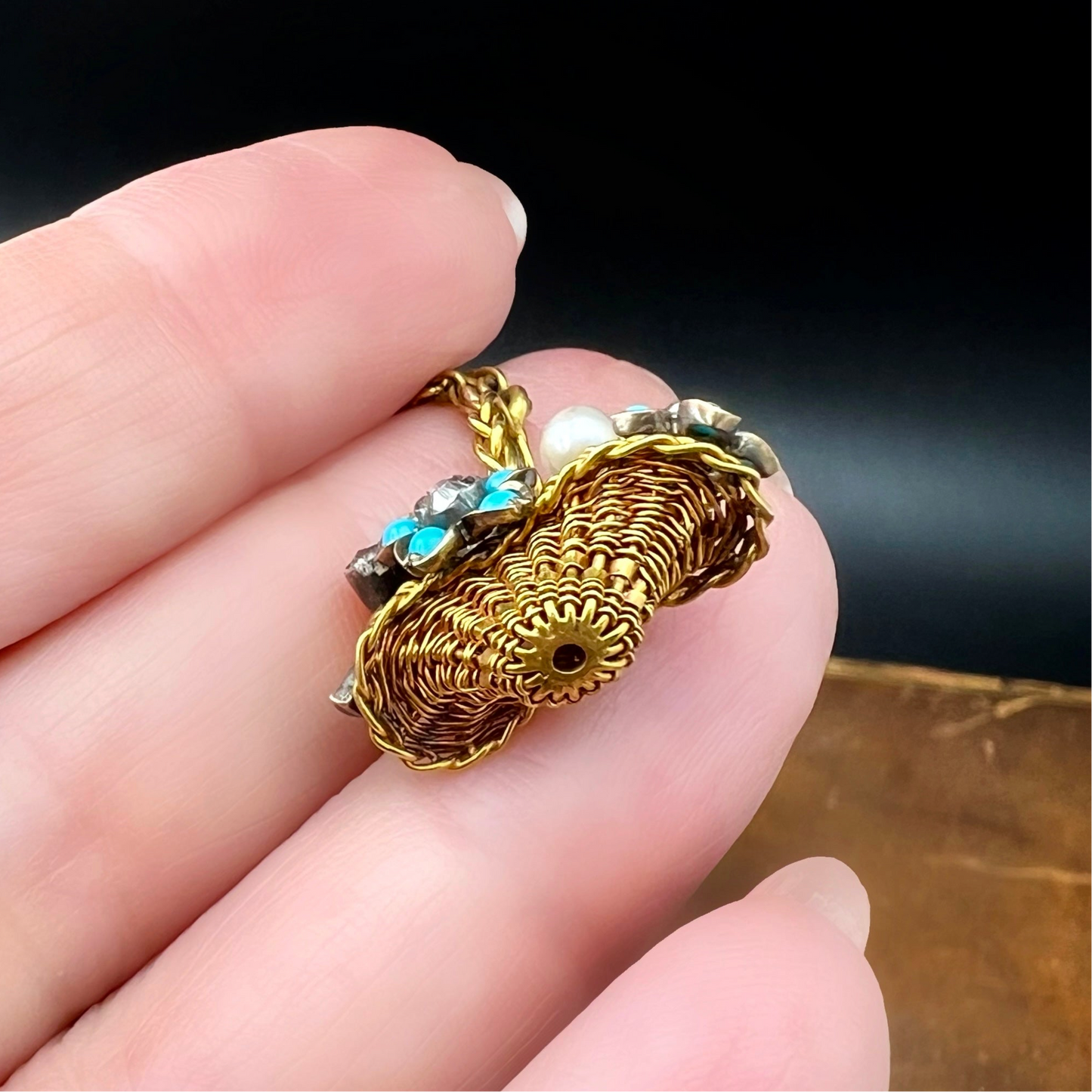 Spilla Antica in Oro Giallo 18 e 12 Ct con Turchesi, Perle e Diamanti – Raffinato Design con Cestello a Sospensione
