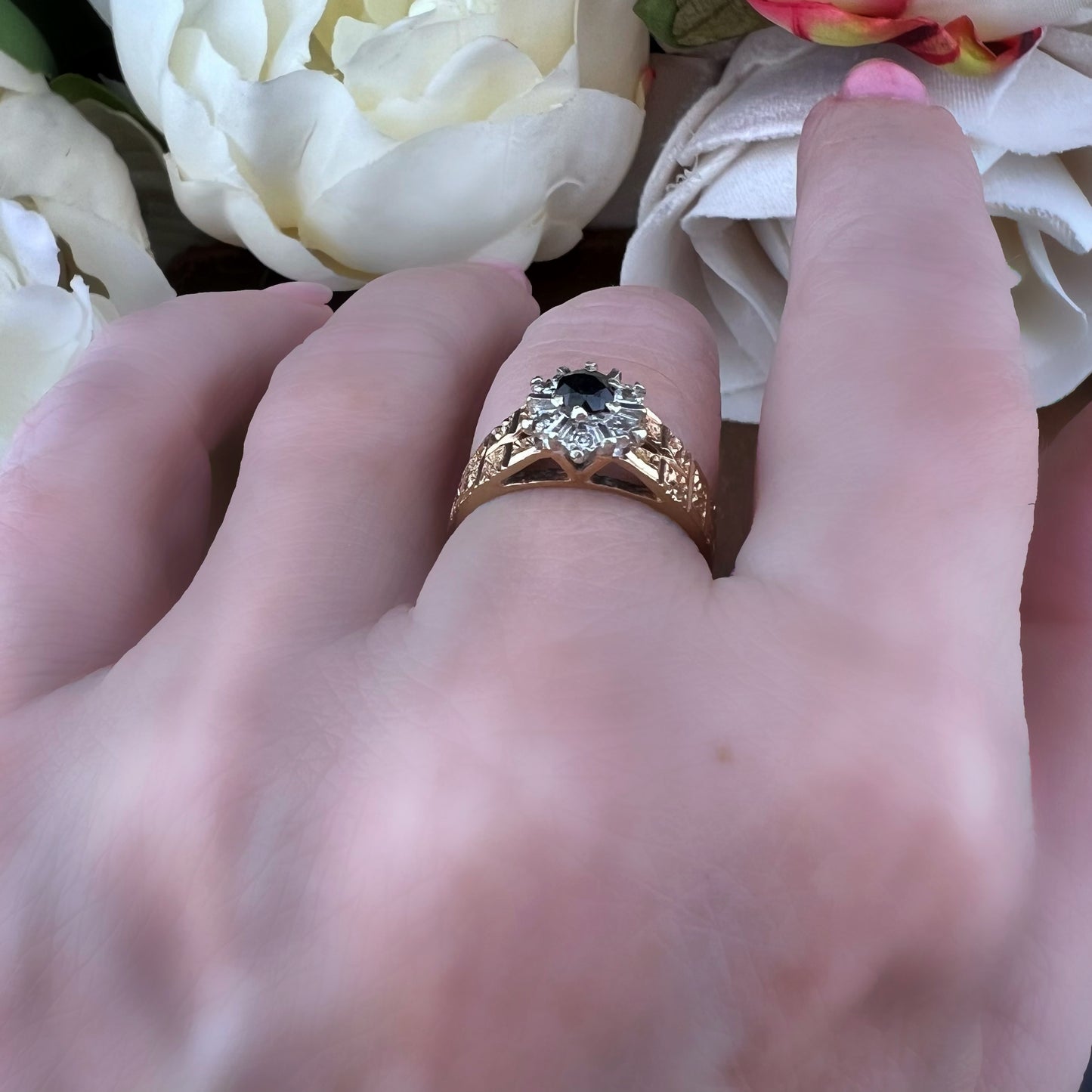 Anello Margherita in oro giallo e bianco con zaffiro e diamanti – Birmingham, 1976
