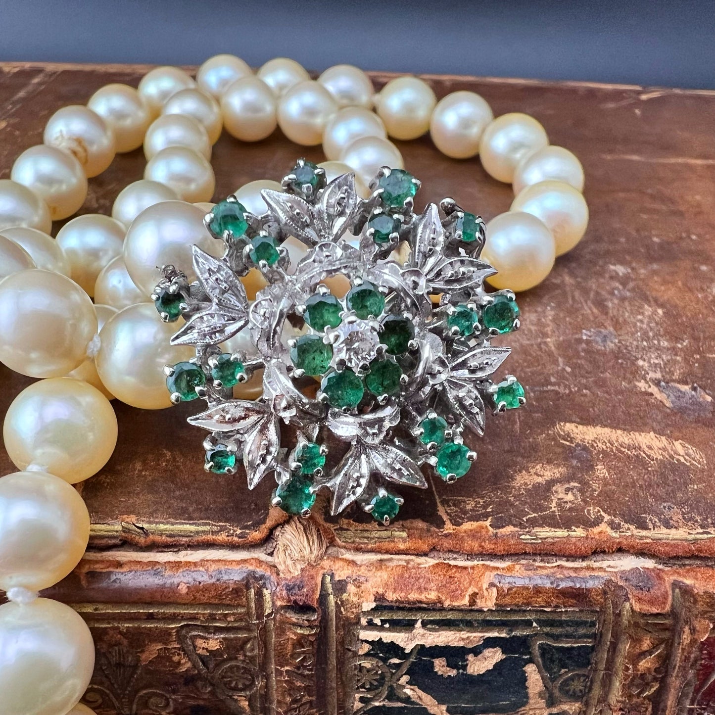 Pearl necklace, 82.5 cm, large 18 ct white gold clasp, emeralds, diamonds