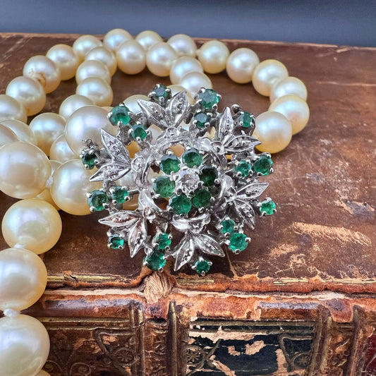 Perlenkette, 82,5 cm, großer 18 kt Weißgold-Verschluss, Smaragde, Diamanten