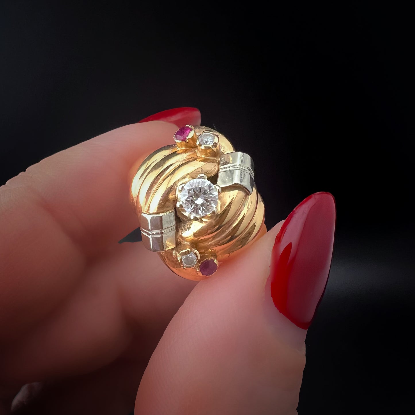 18 Karat Gelbgoldring mit Diamanten und Rubinen