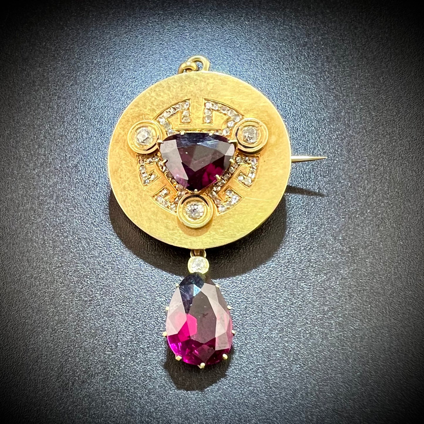 Art Deco brooch pendant in gold, amethysts, diamonds