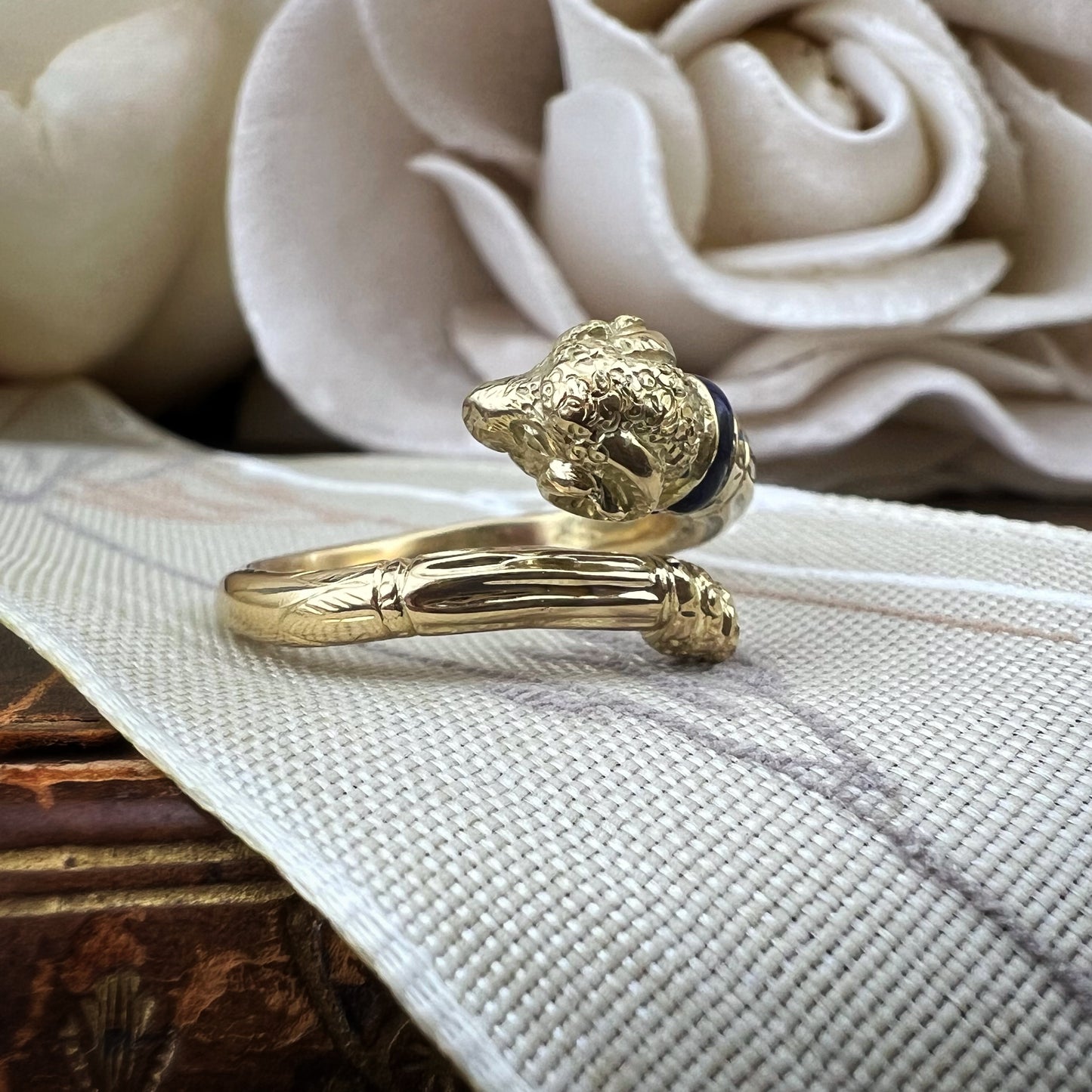 Anello vintage “animalier” in oro 18 k e smalto blu