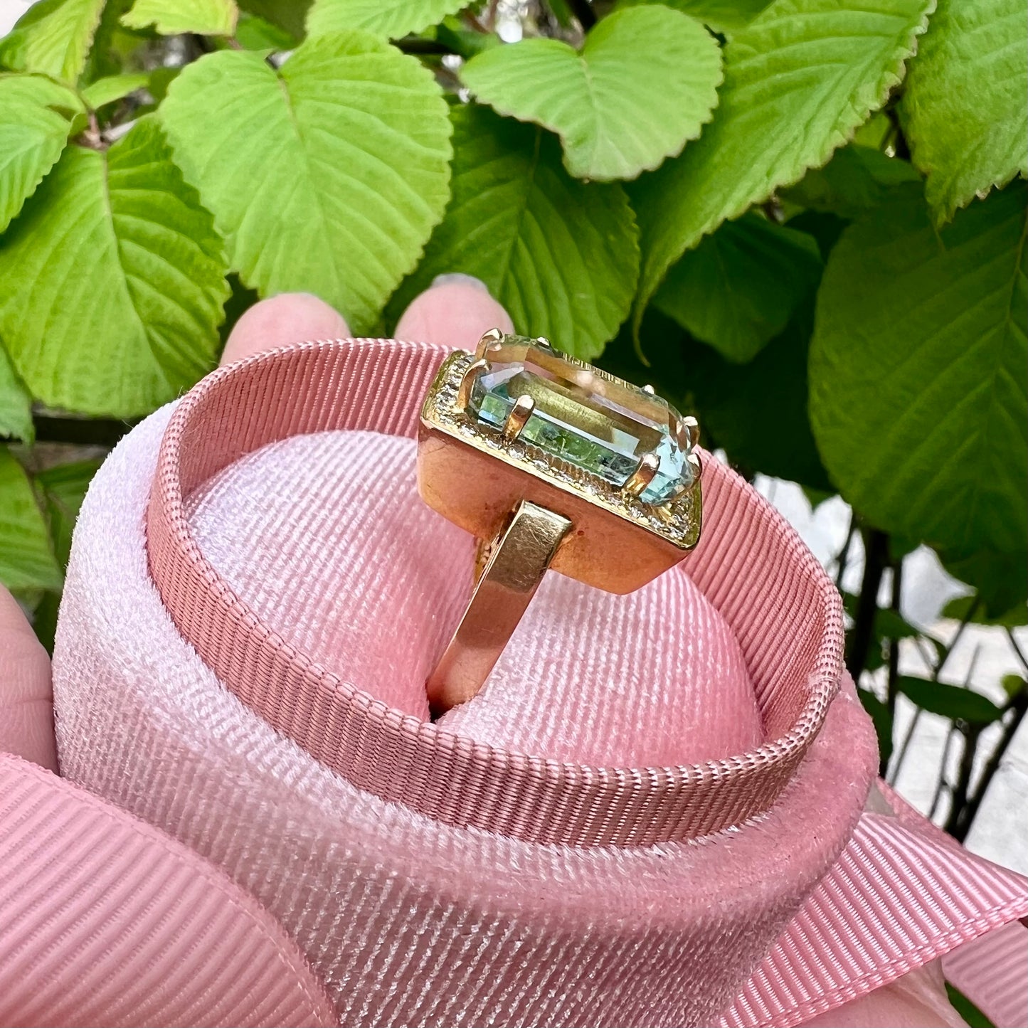 18-karätiger Goldring mit Aquamarin und Diamanten. Italien, 1960.