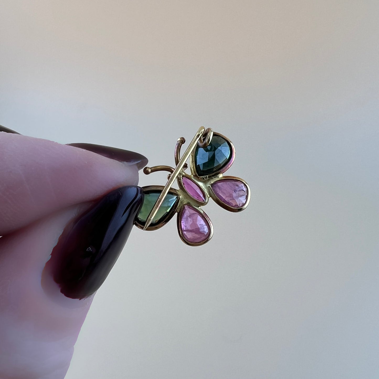 Kleiner Schmetterling aus 18 Karat Gold mit Rubinen und Topasen