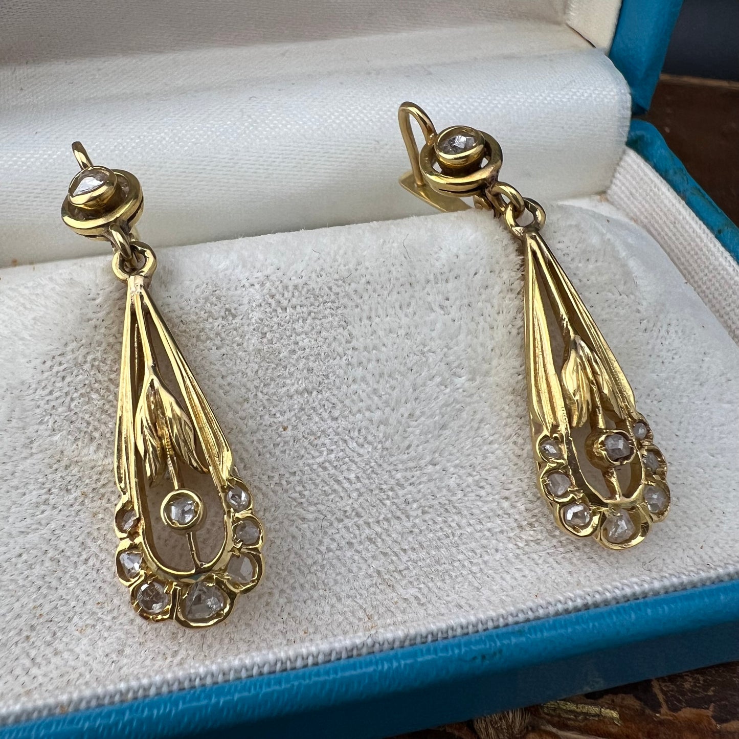 Pair of Art Nouveau earrings in 18K gold and diamonds