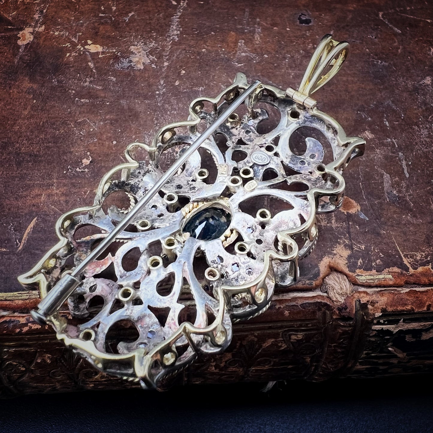 Anhänger - Brosche aus Gold, Silber, Saphiren und Diamantrosetten