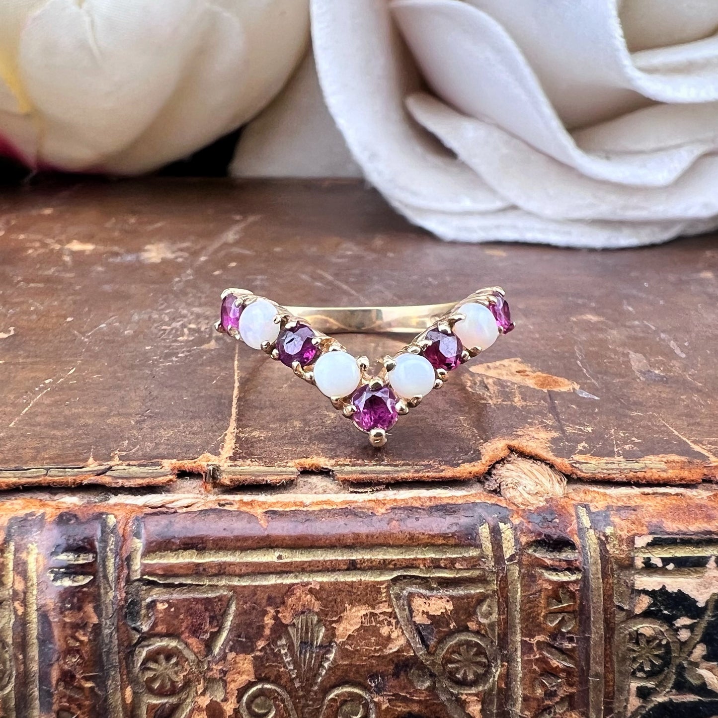 Anello Wishbone in Oro Giallo con Opali e Rubini – Londra, 1978