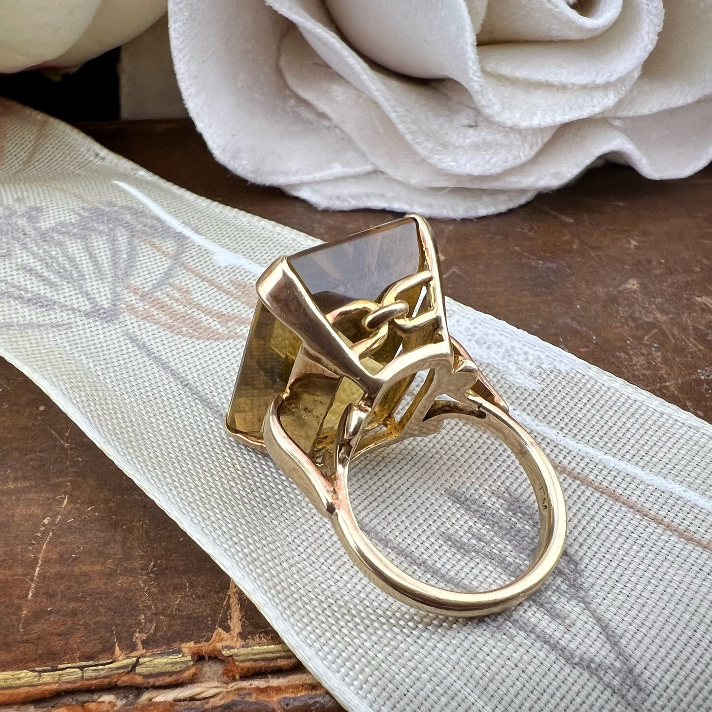 Anello cocktail con citrino taglio smeraldo – Londra, 1962