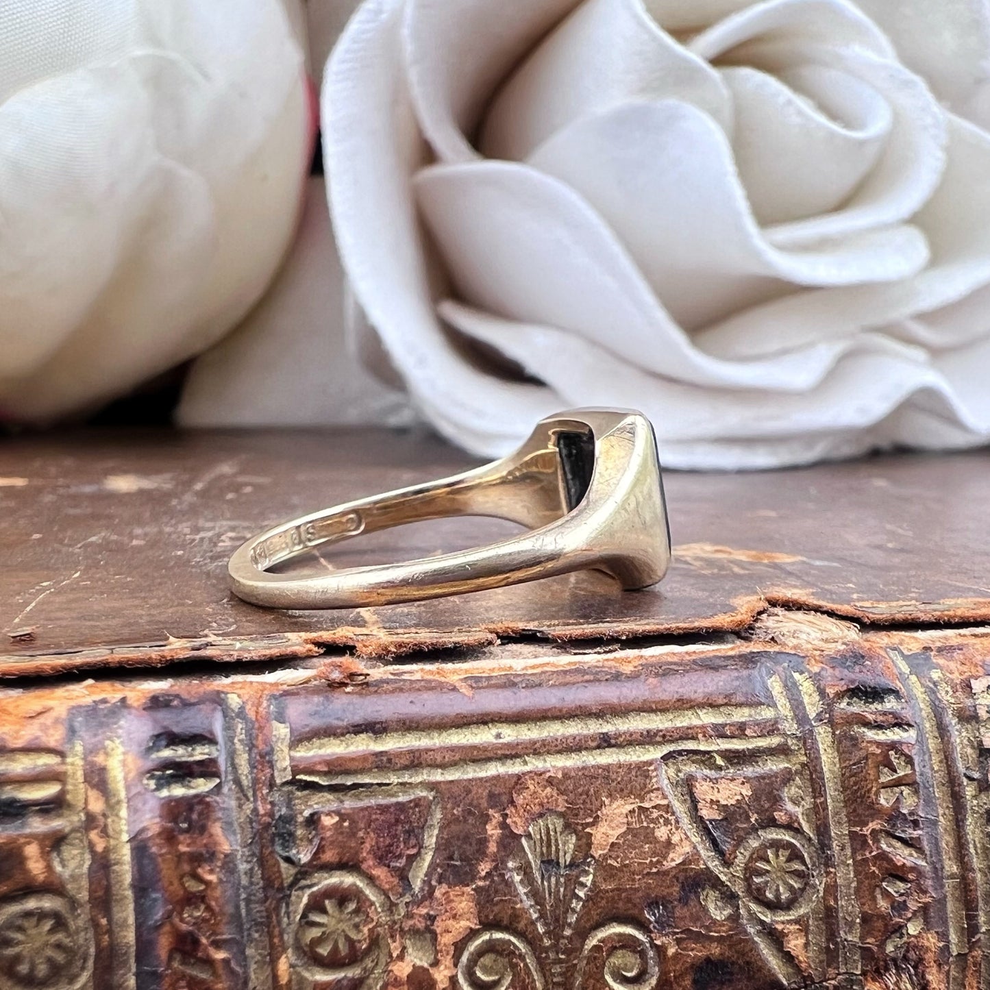 Anello piccolo chevalier vintage in oro con onice – Birmingham 1971