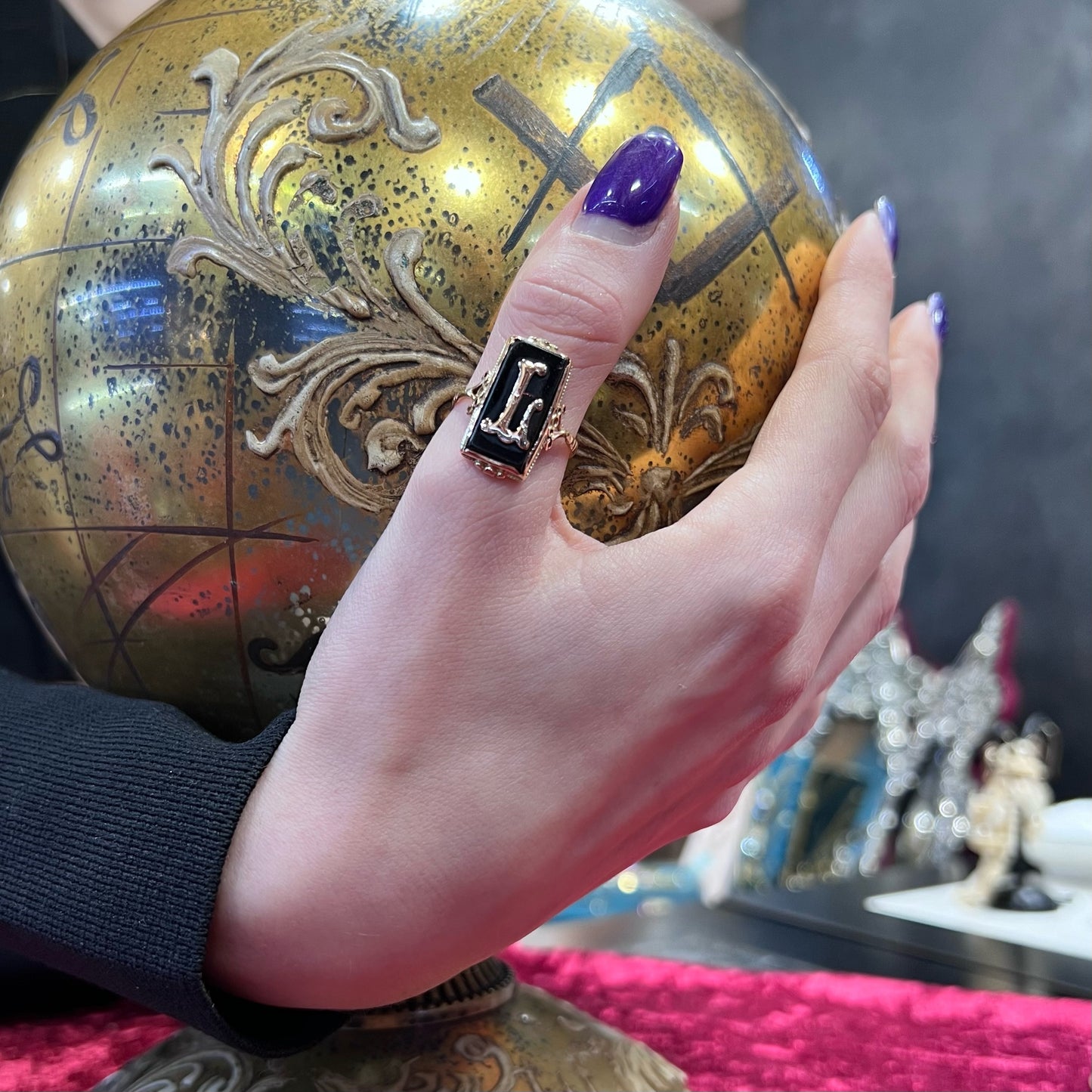 Antique English 9ct gold and onyx ring with letter “L”