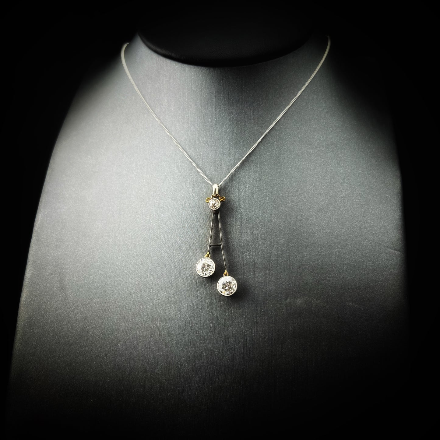 Art Deco pendant in 18k gold and 2.25 carats of diamonds