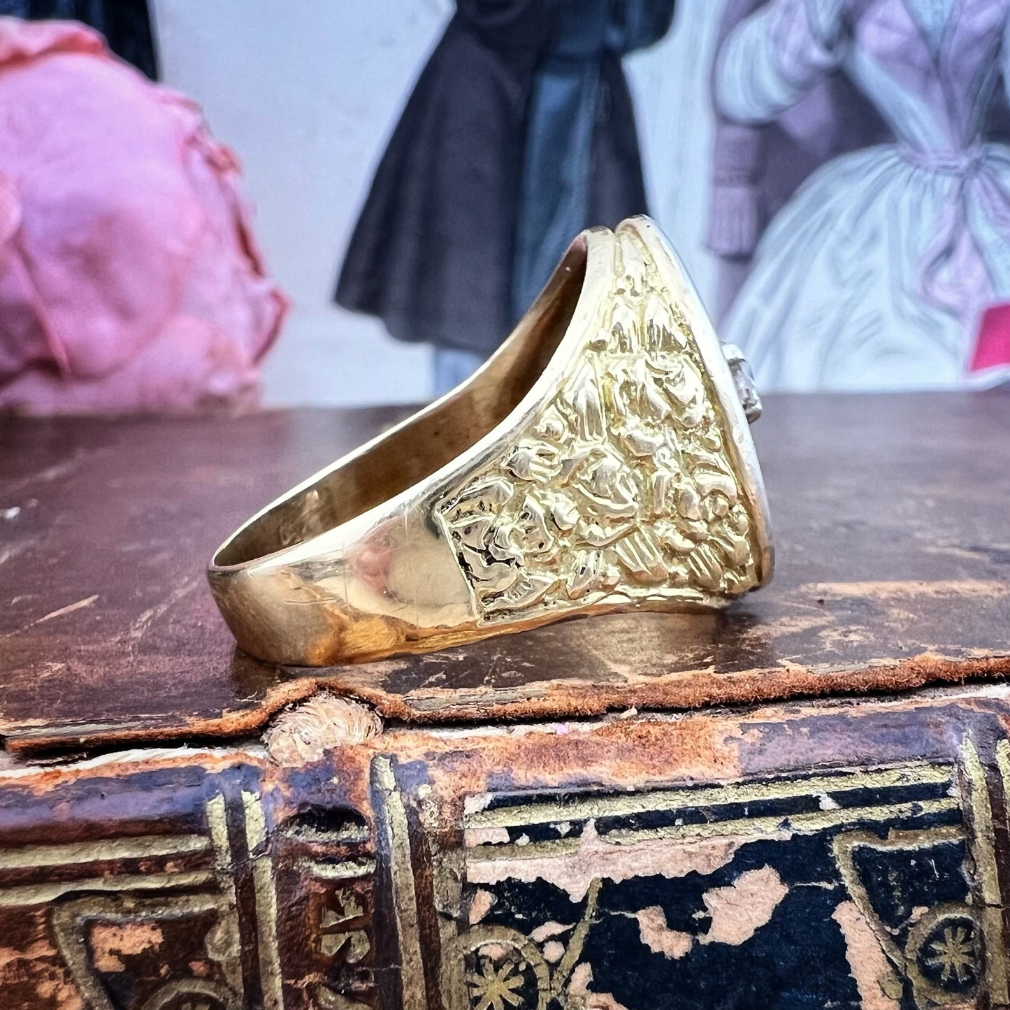 Anello chevalier araldico con diamante