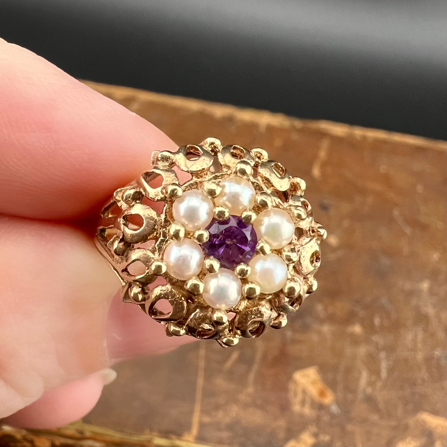 Goldener Gänseblümchenring mit Amethyst und Perlen