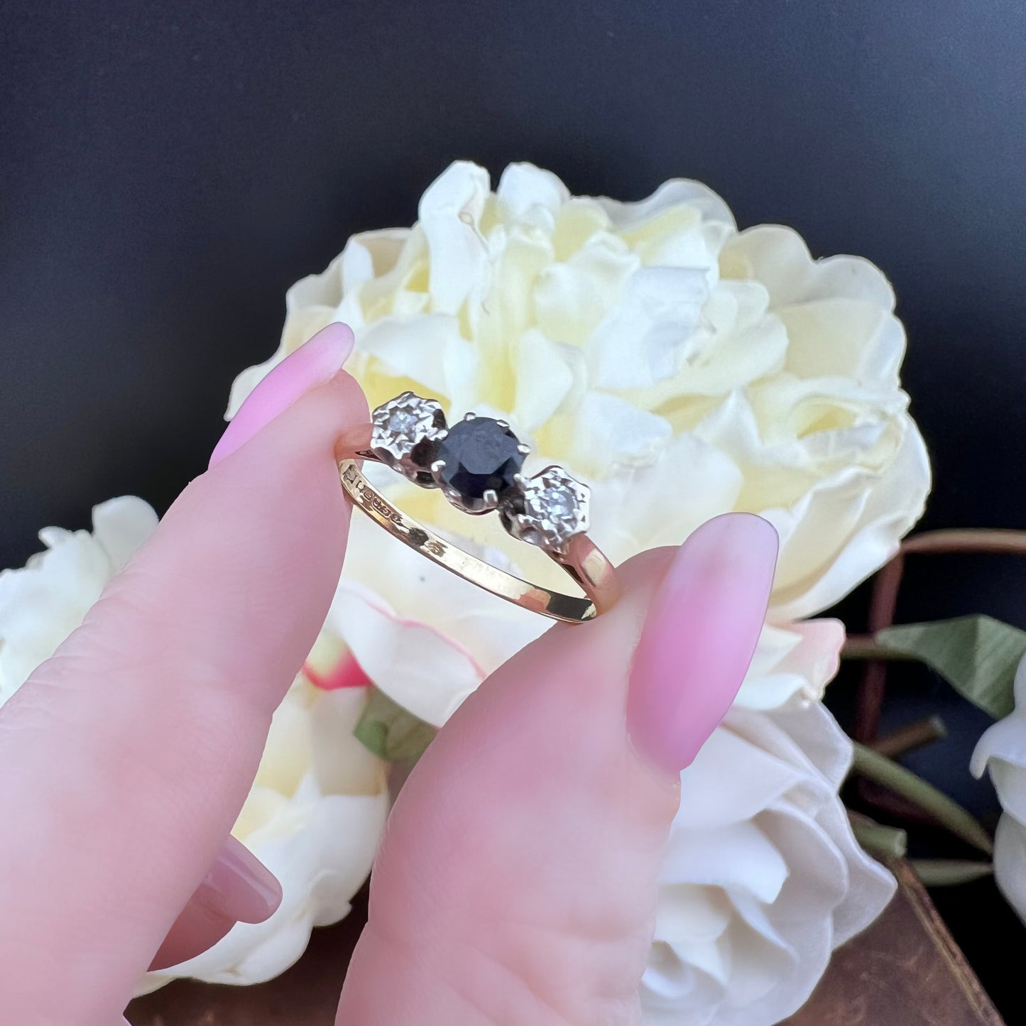 Anello vintage in oro giallo 9 ct con zaffiro e diamanti – Londra, 1962