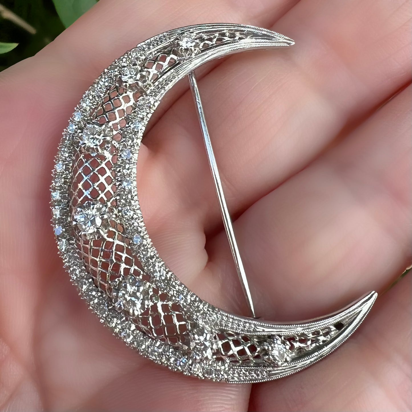 Halbmondbrosche aus 18 Karat Weißgold und Diamanten