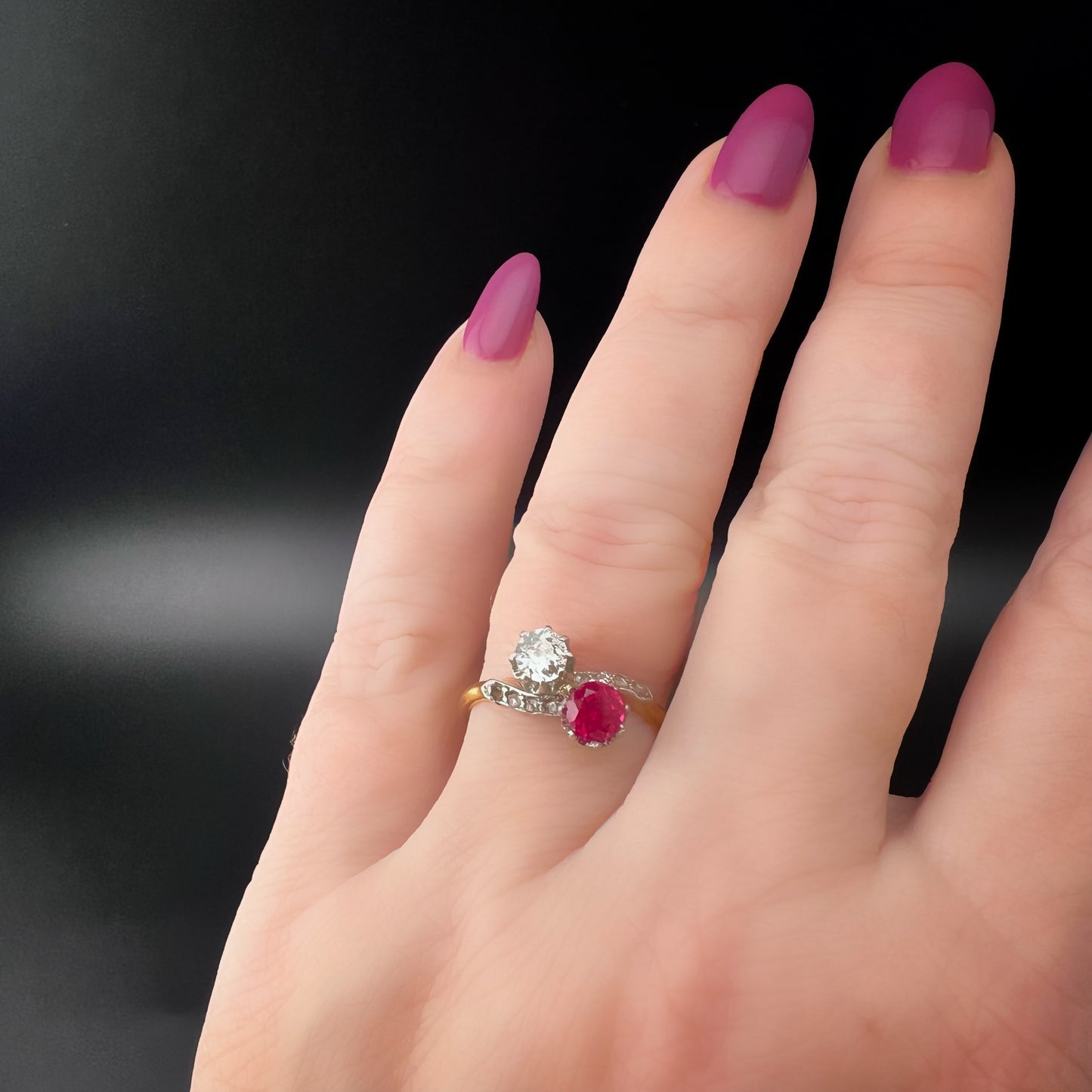Toi et moi - contrariè ring in 18 ct gold with 0.40 ct old mine diamond and synthetic ruby
