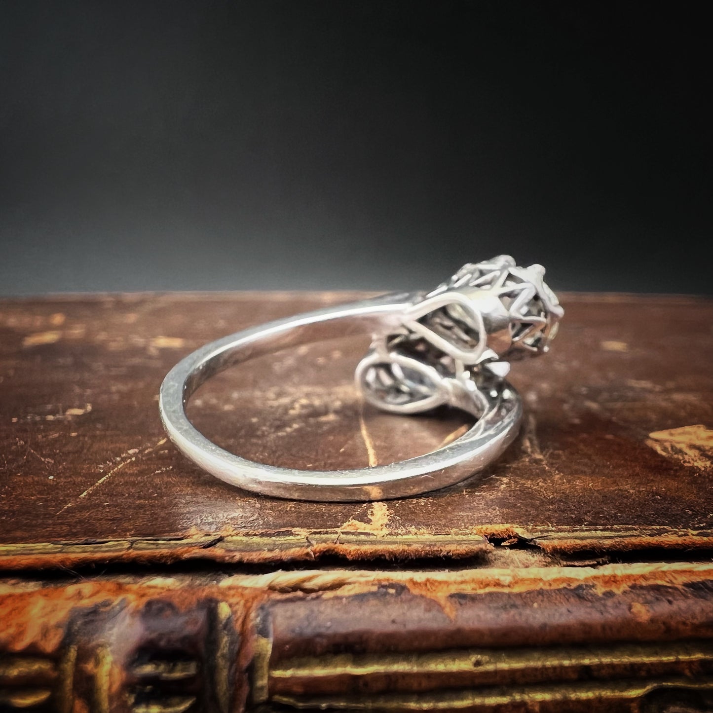 18K white gold “Toi et Moi” contrariè ring with pear-cut diamonds – Italy, 1920s