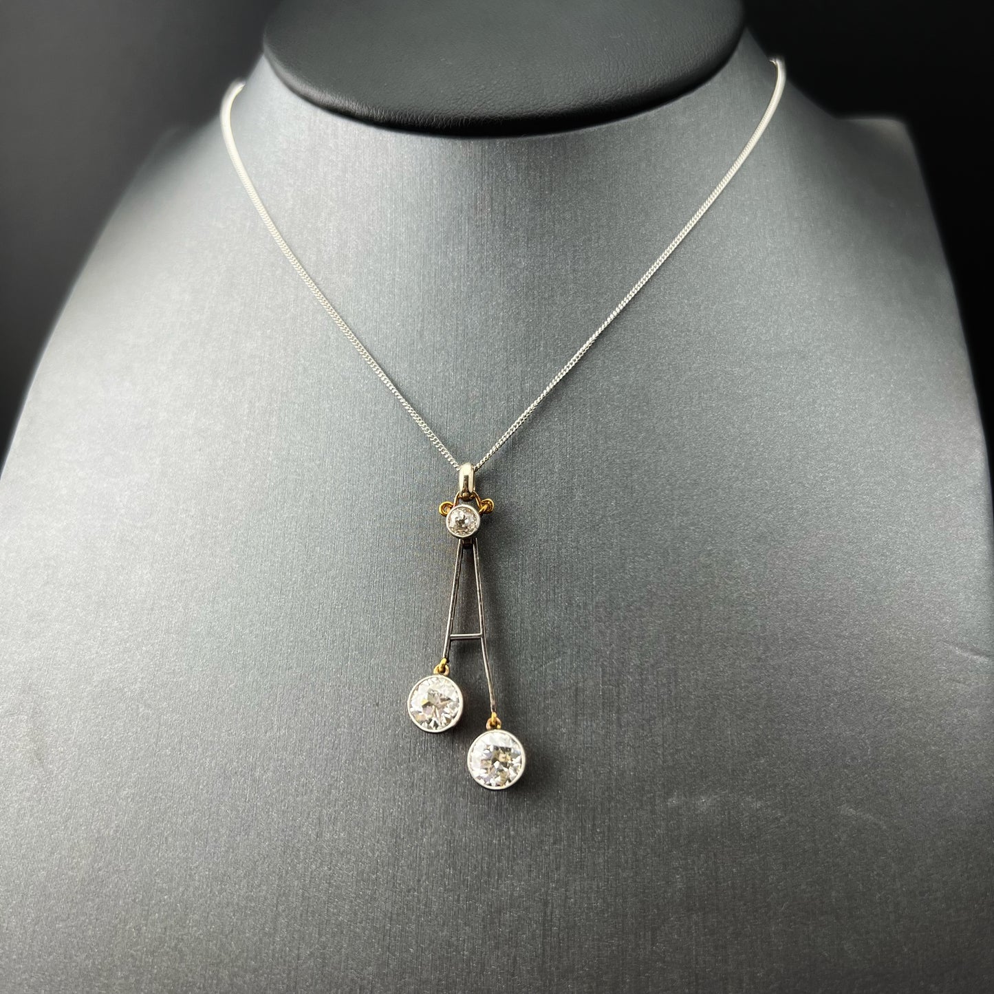 Art Deco pendant in 18k gold and 2.25 carats of diamonds