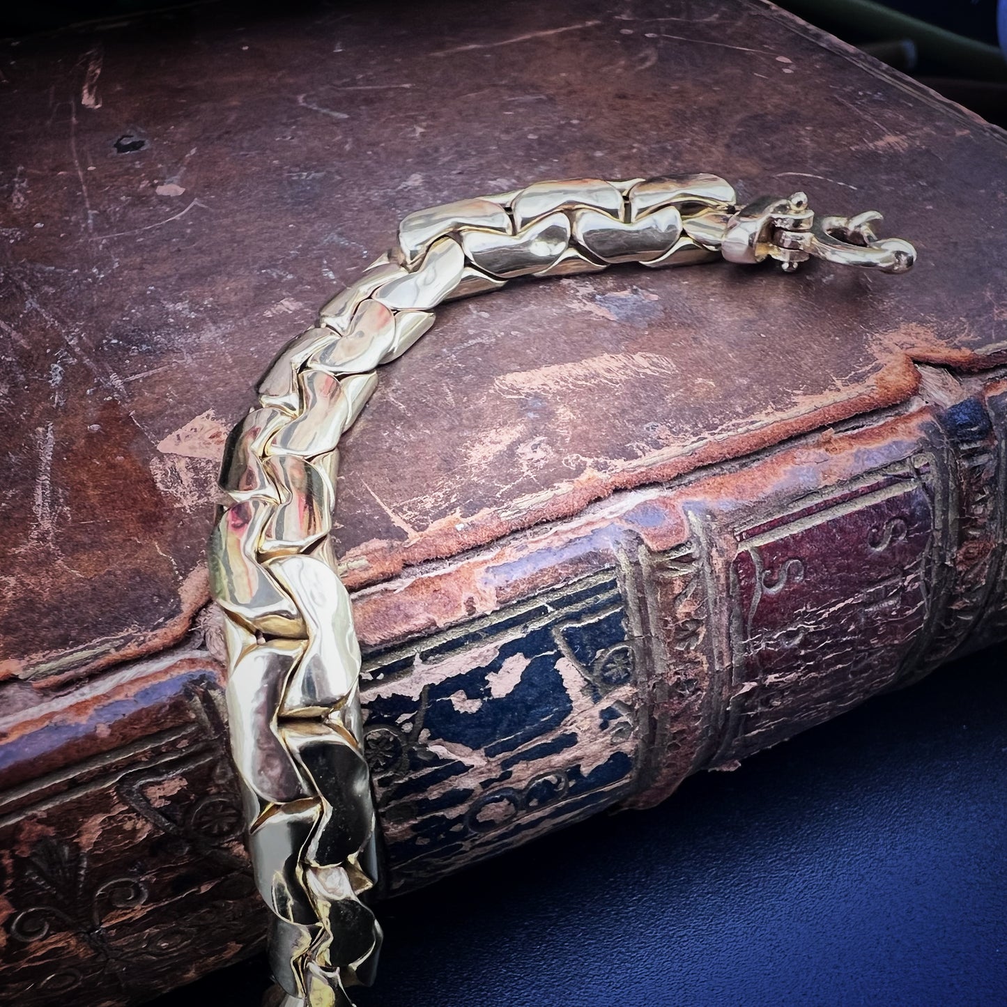 Vintage-Schlangenarmband aus 18 Karat Gelbgold mit Kobra-Glied, Rubinen und Diamanten – 1970er