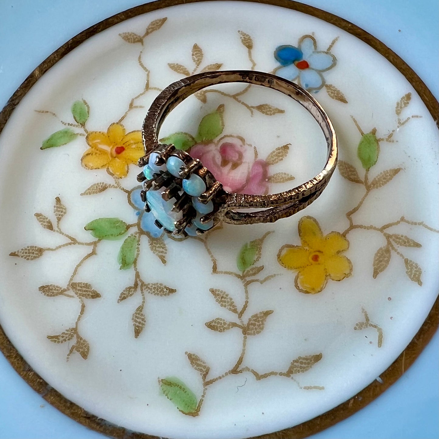 Daisy ring with opals