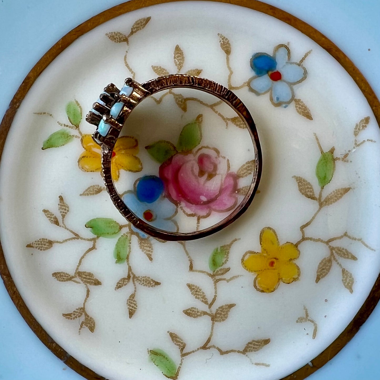 Daisy ring with opals