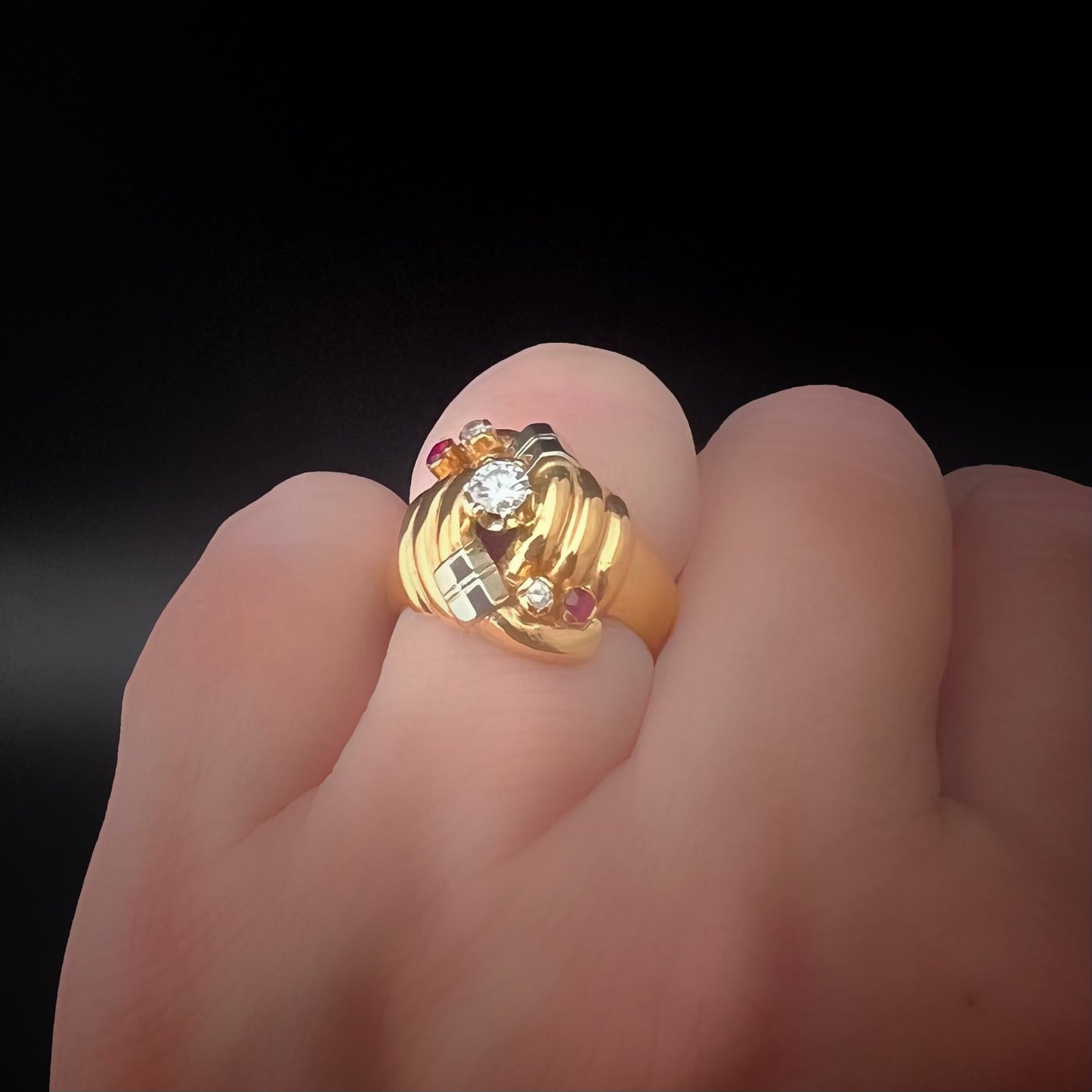 18 Karat Gelbgoldring mit Diamanten und Rubinen