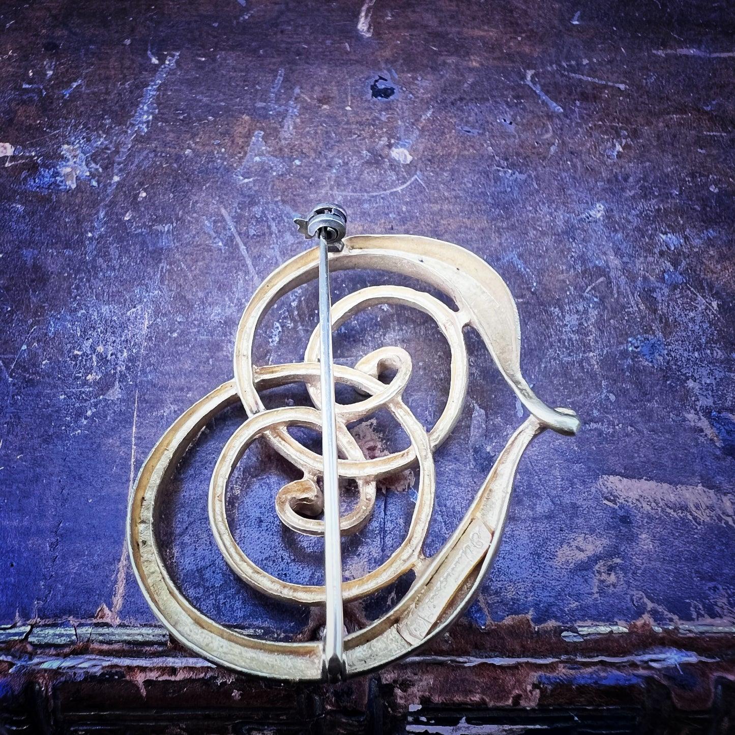 Designerbrosche aus 18 Karat Gold mit stilisiertem Herz – Blaue Emaille und Satin-Finish, Italien, 1970er