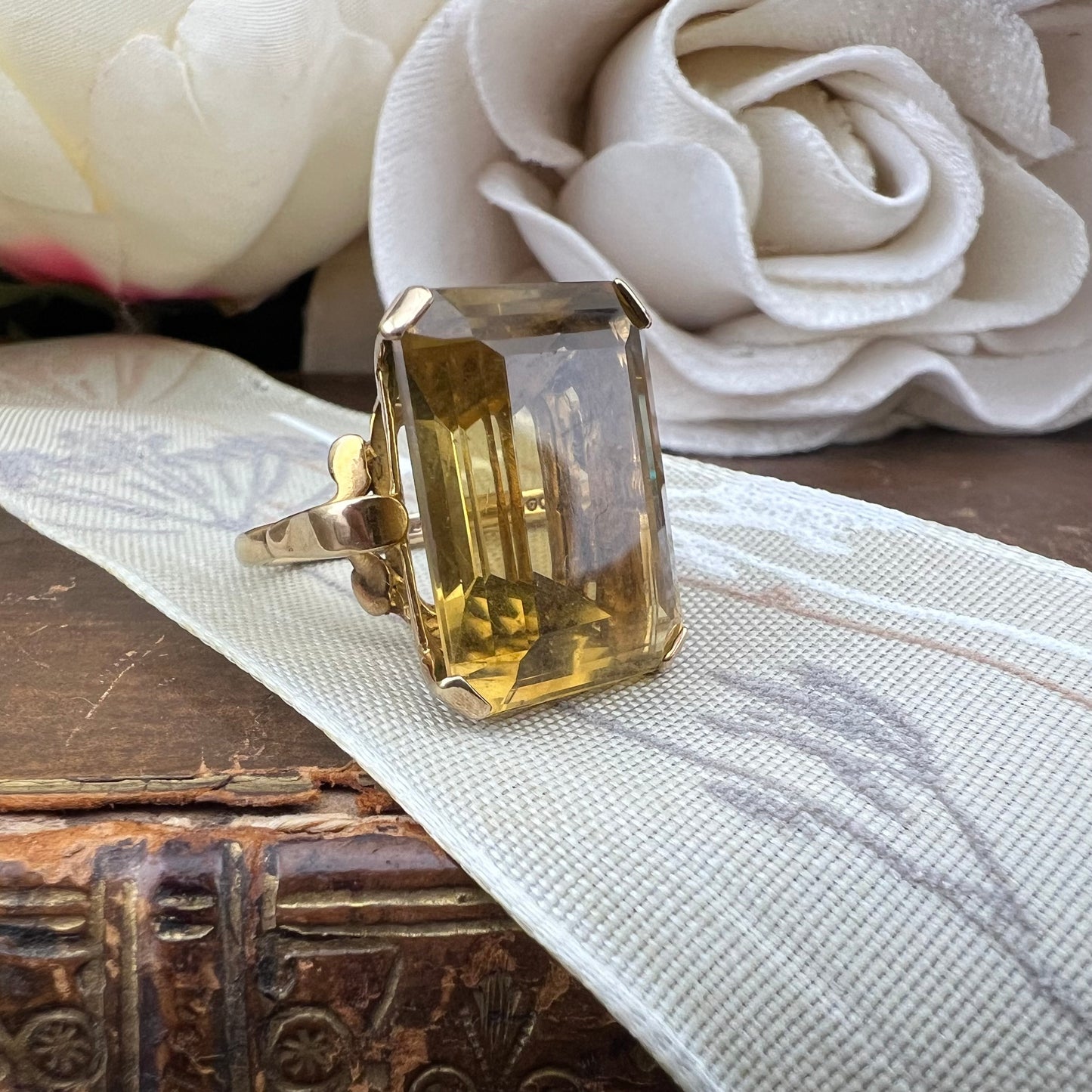 Anello cocktail con citrino taglio smeraldo – Londra, 1962