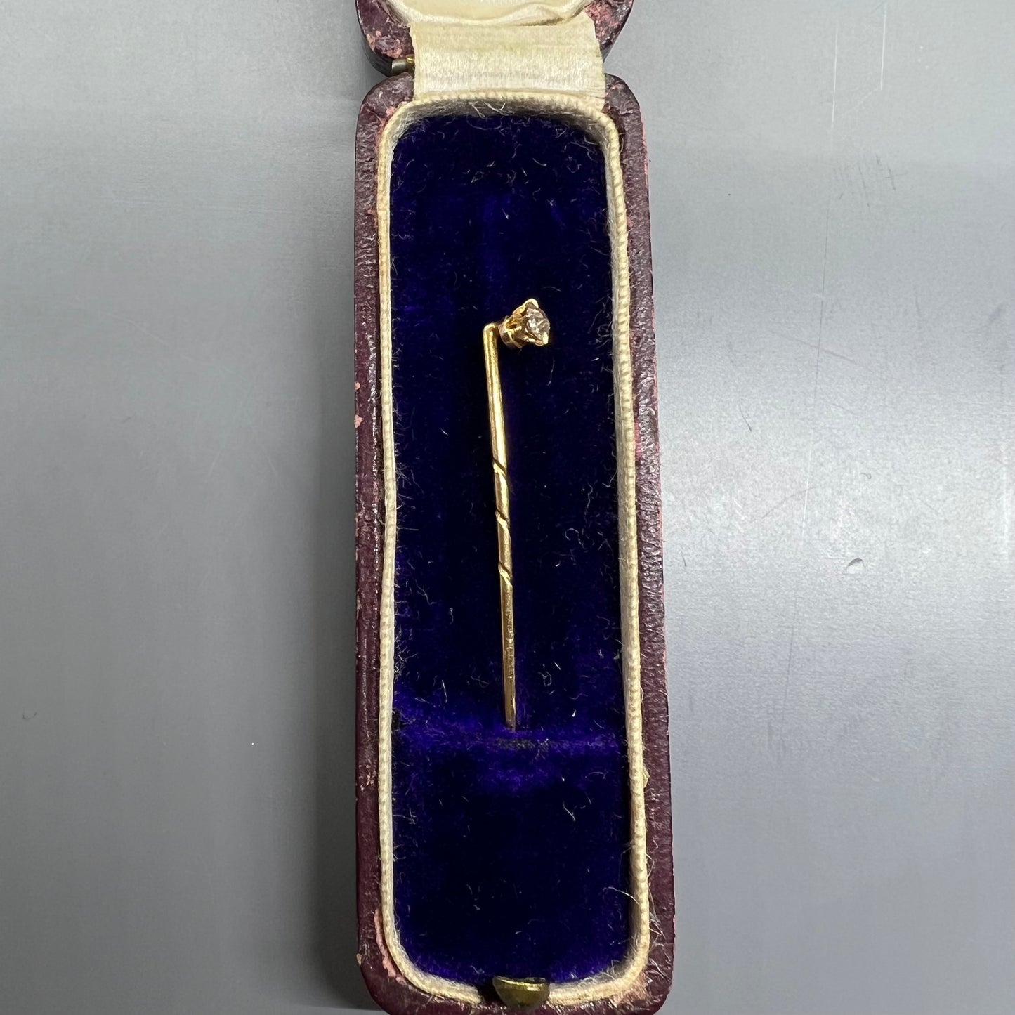 Vintage English 9ct gold brooch with 0.10ct diamond