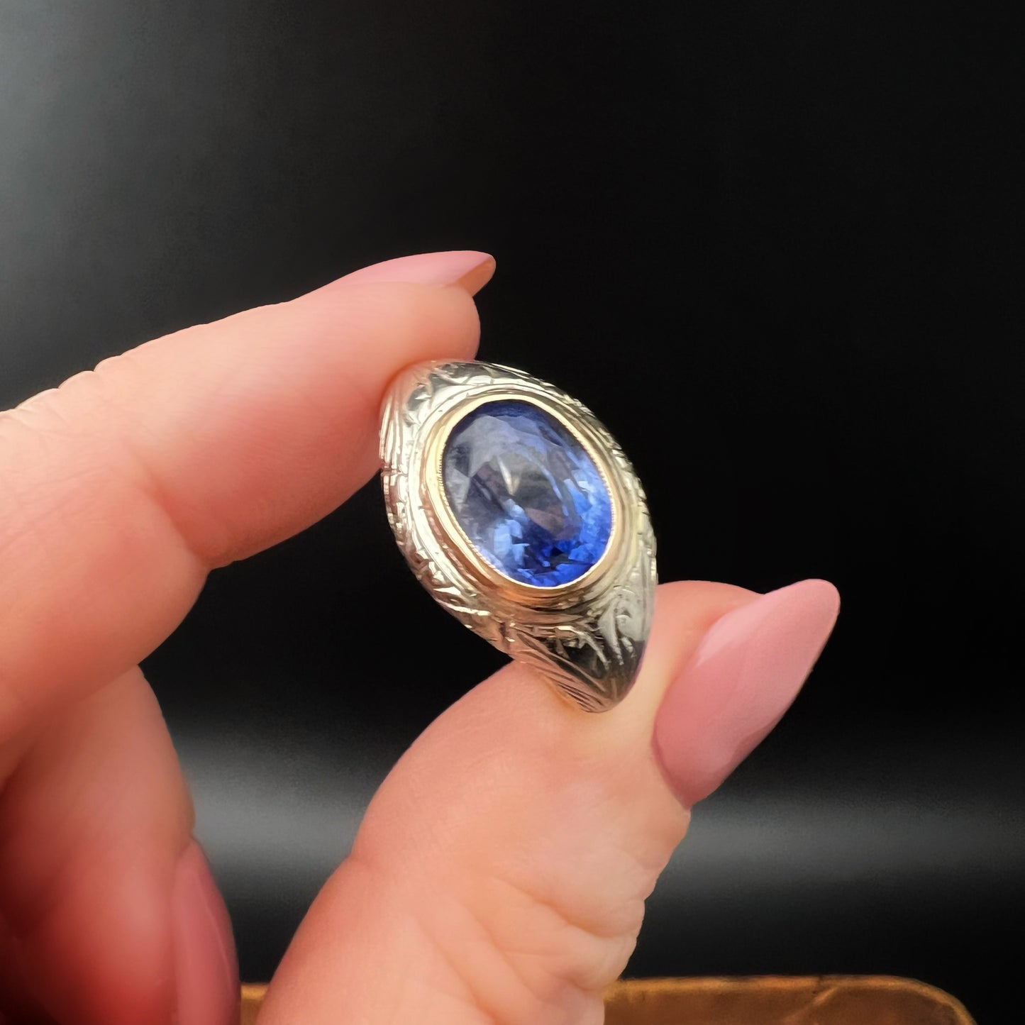 18 Karat Gelb- und Weißgoldring mit synthetischem Saphir aus den 1950er Jahren