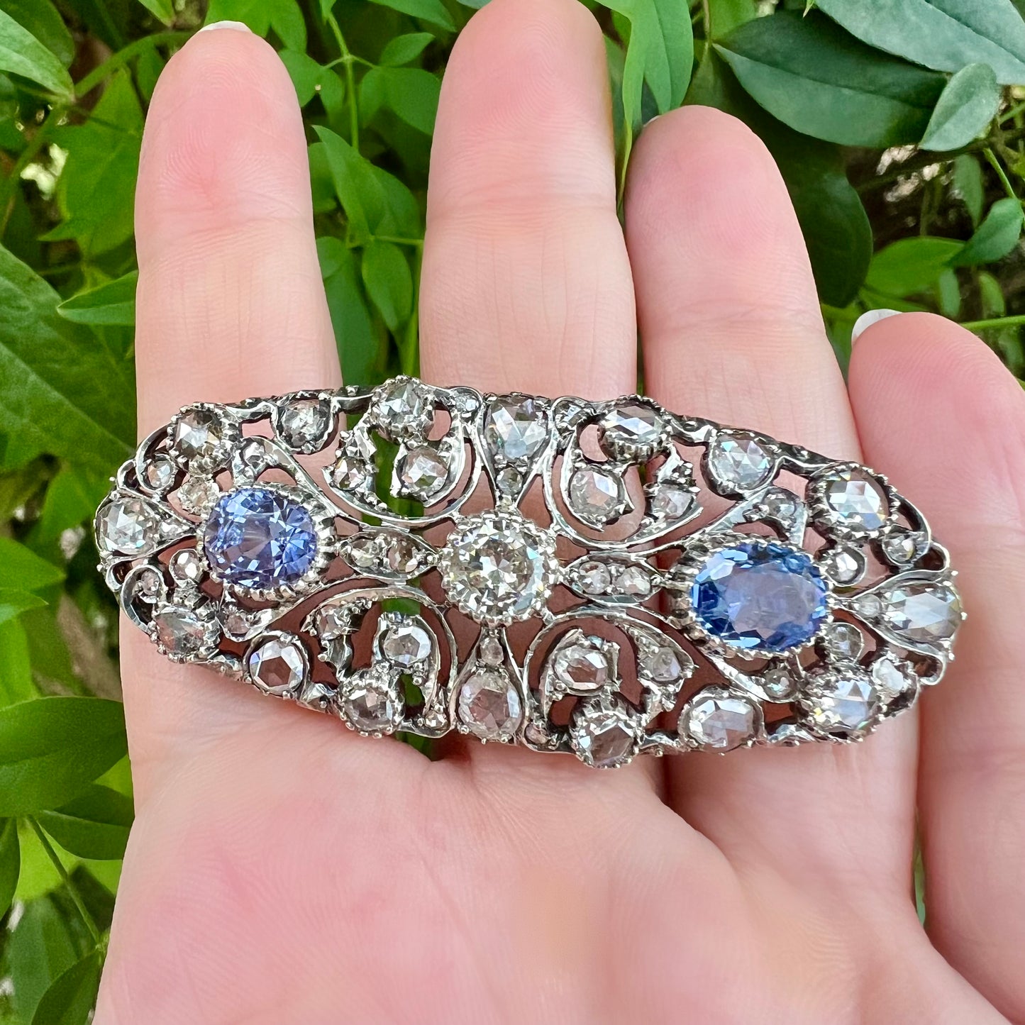 Brosche mit Ceylon-Kornblumen-Saphiren und Diamanten