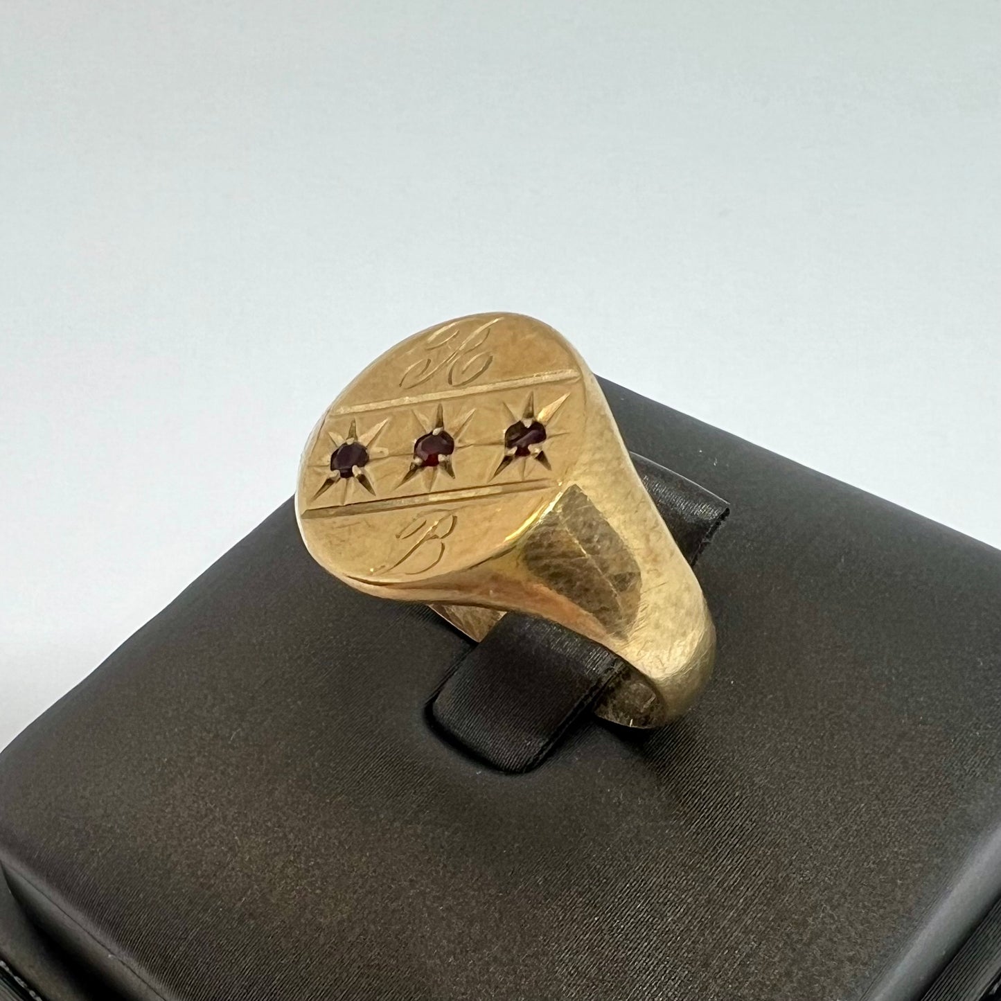 Men's ring - chevalier - seal - signet in gold and garnets