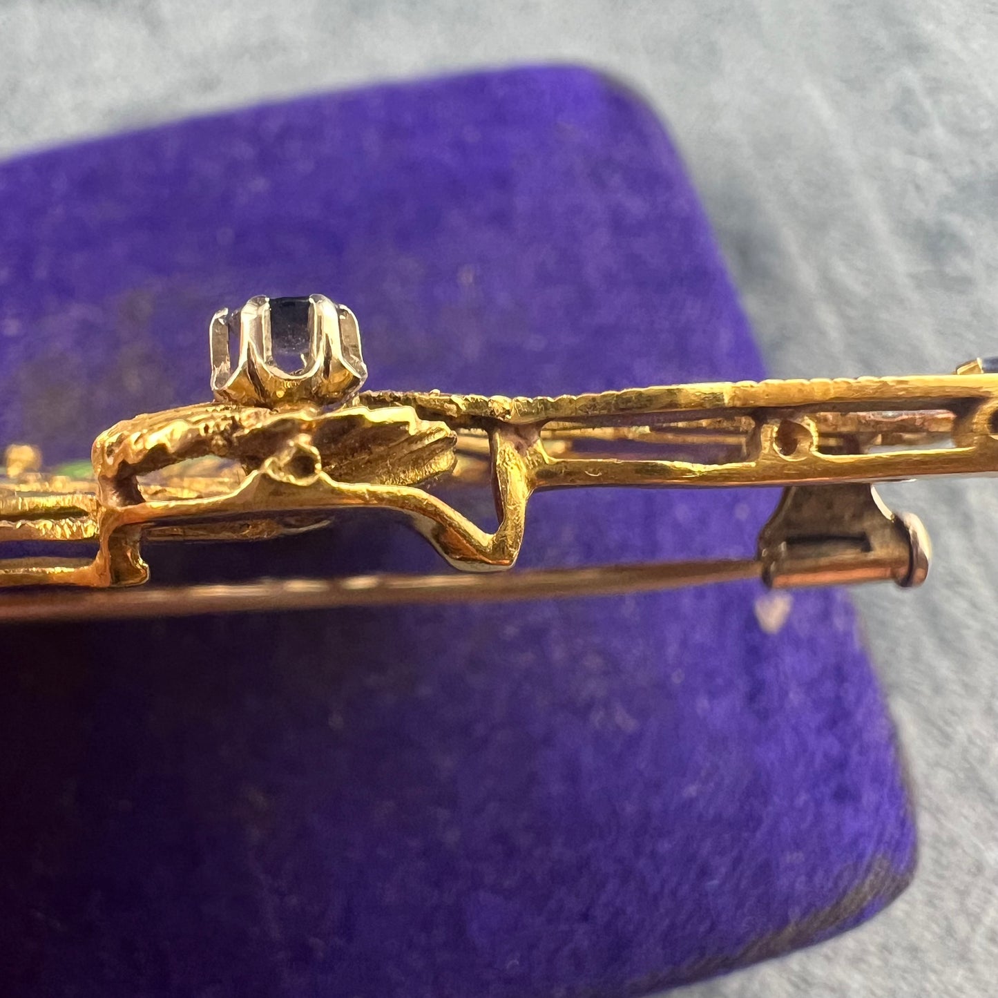 Fächerbrosche aus 18 Karat Gold, Saphir und Emaille. Italien, 1950er Jahre.